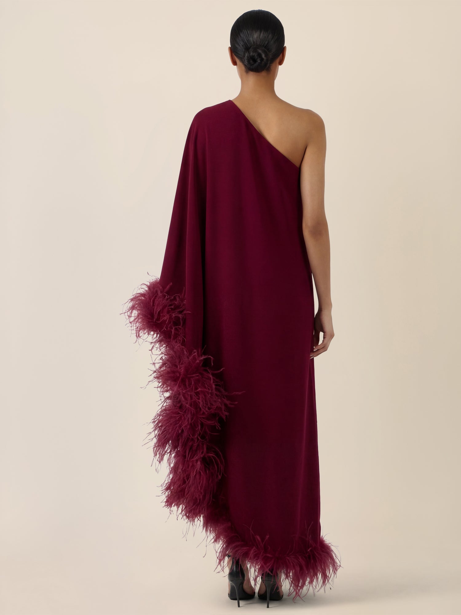 APART Asymmetrisches Abendkleid mit Federn | weinrot