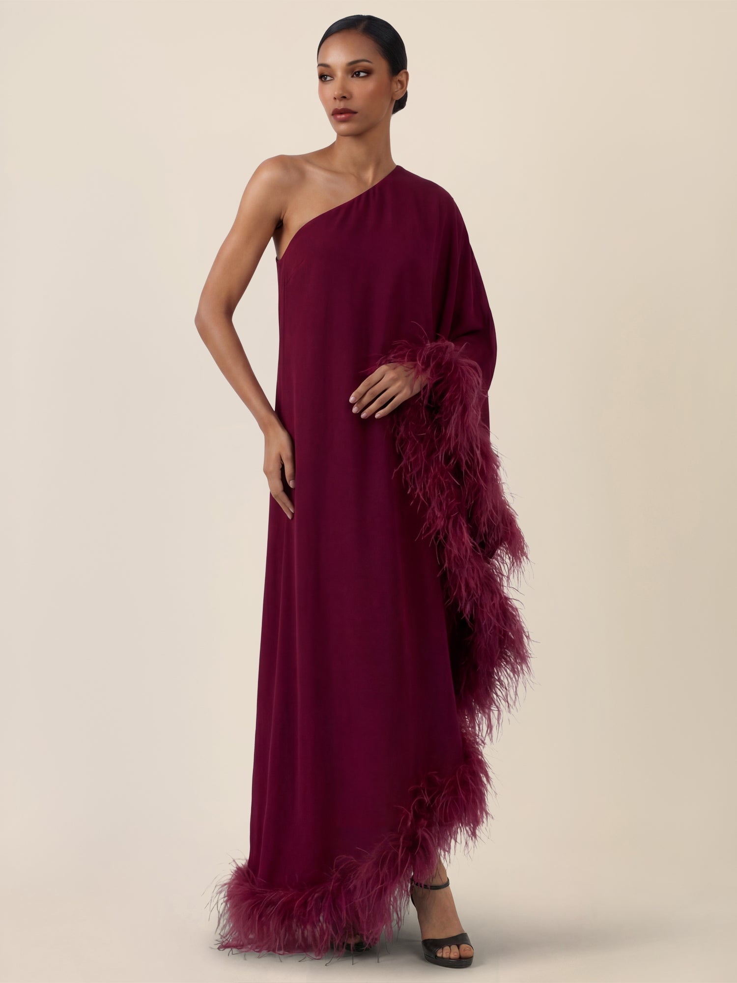 APART Asymmetrisches Abendkleid mit Federn | weinrot