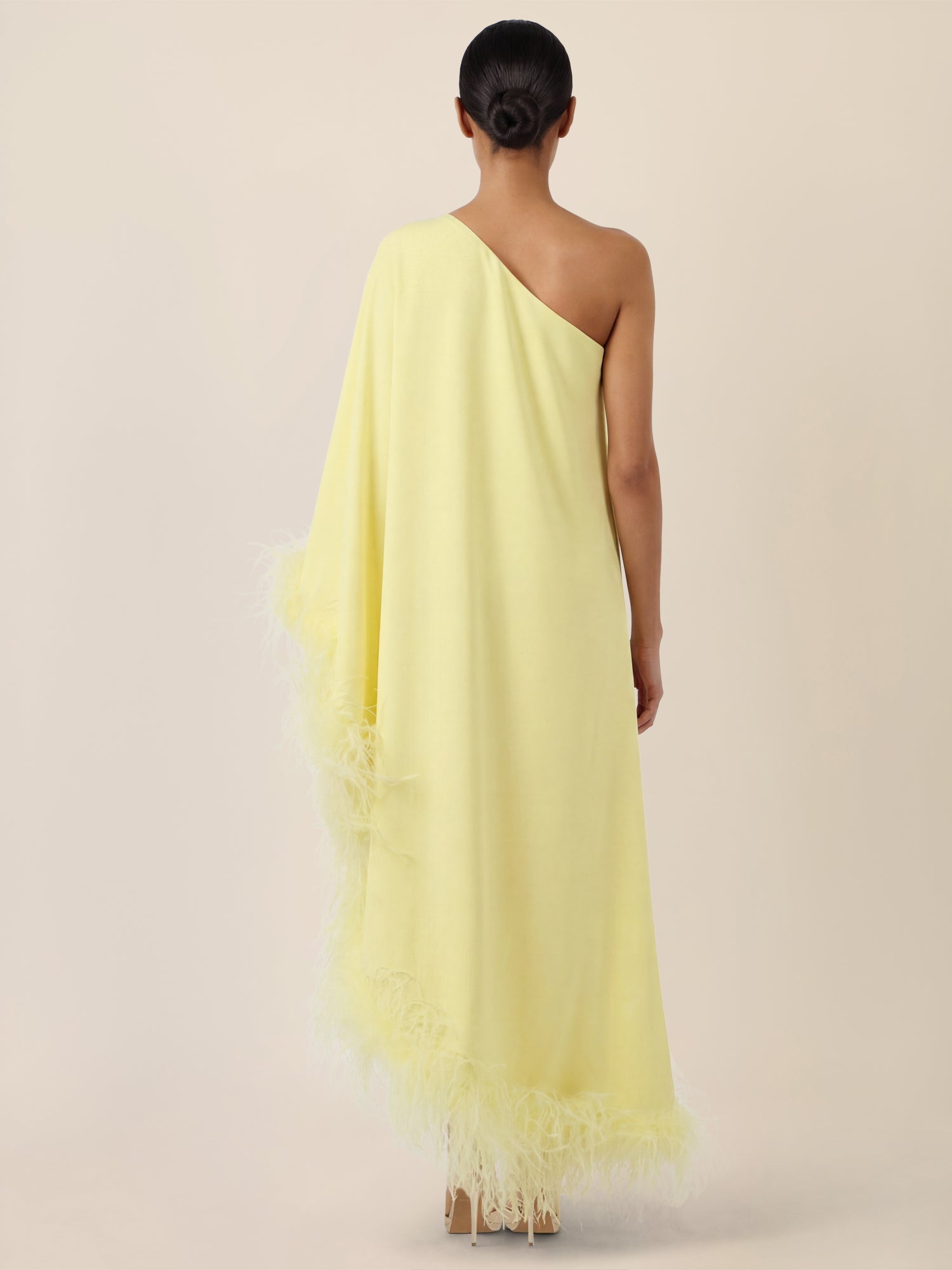 APART Asymmetrisches Abendkleid mit Federn | vanille