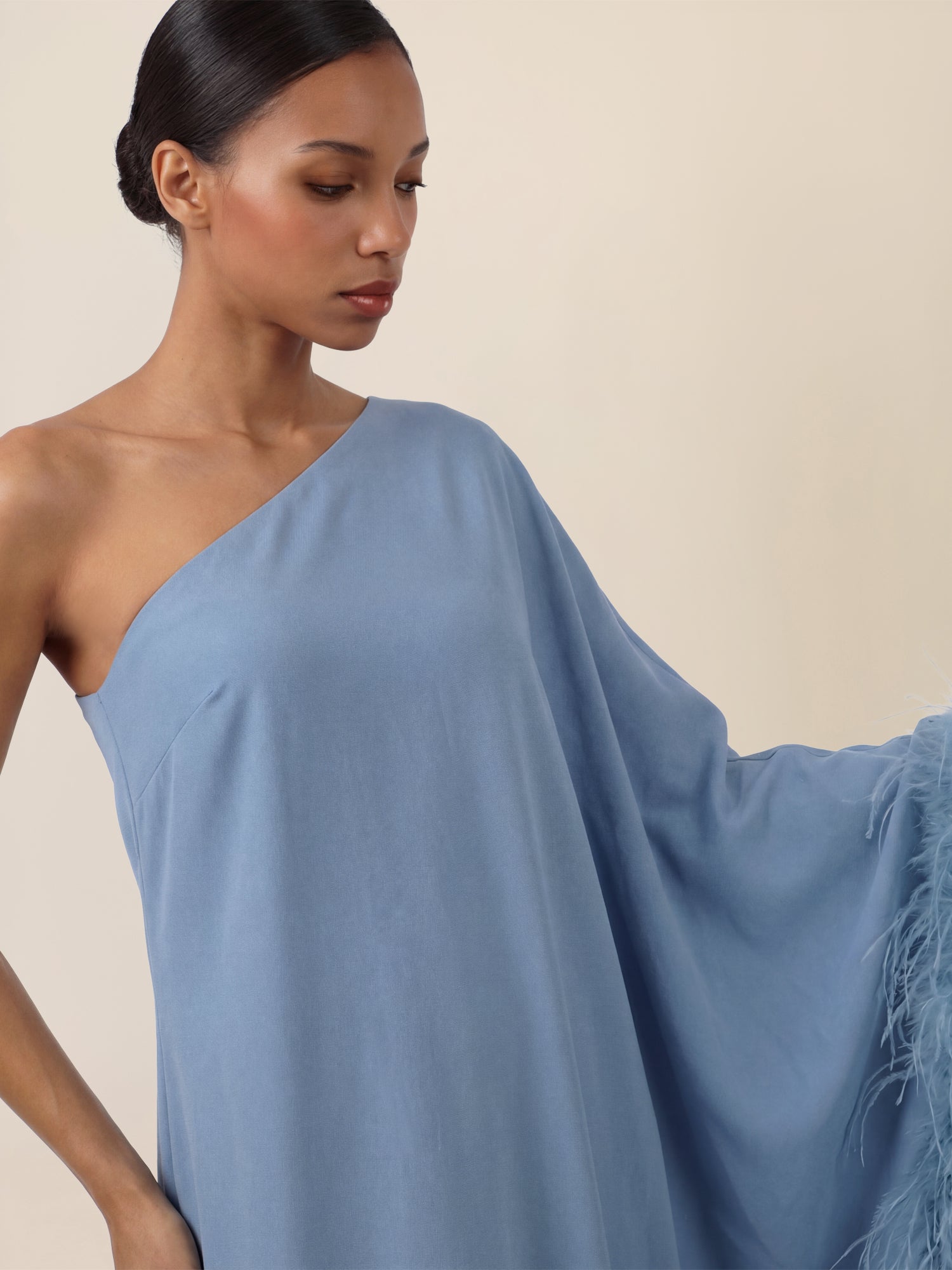 APART Asymmetrisches Abendkleid mit Federn | rauchblau