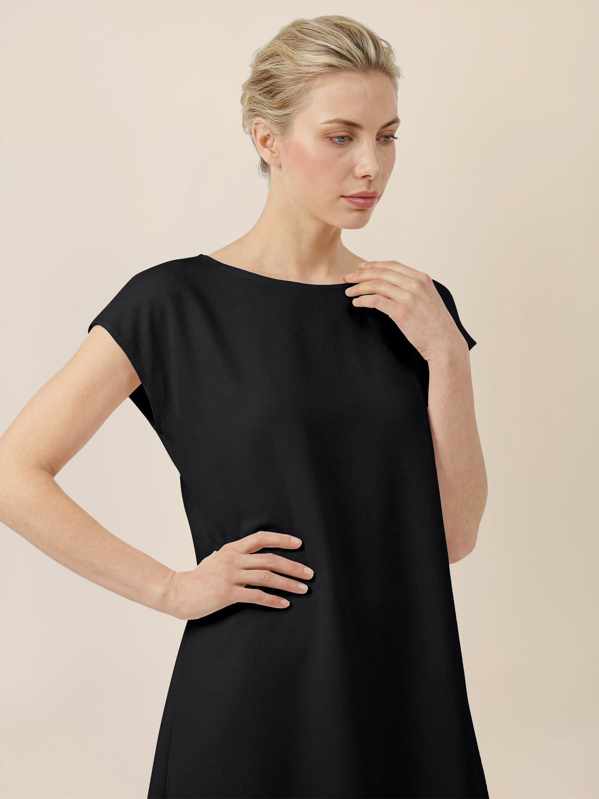 APART Oversized Kleid mit asymmetrischem Saum | schwarz