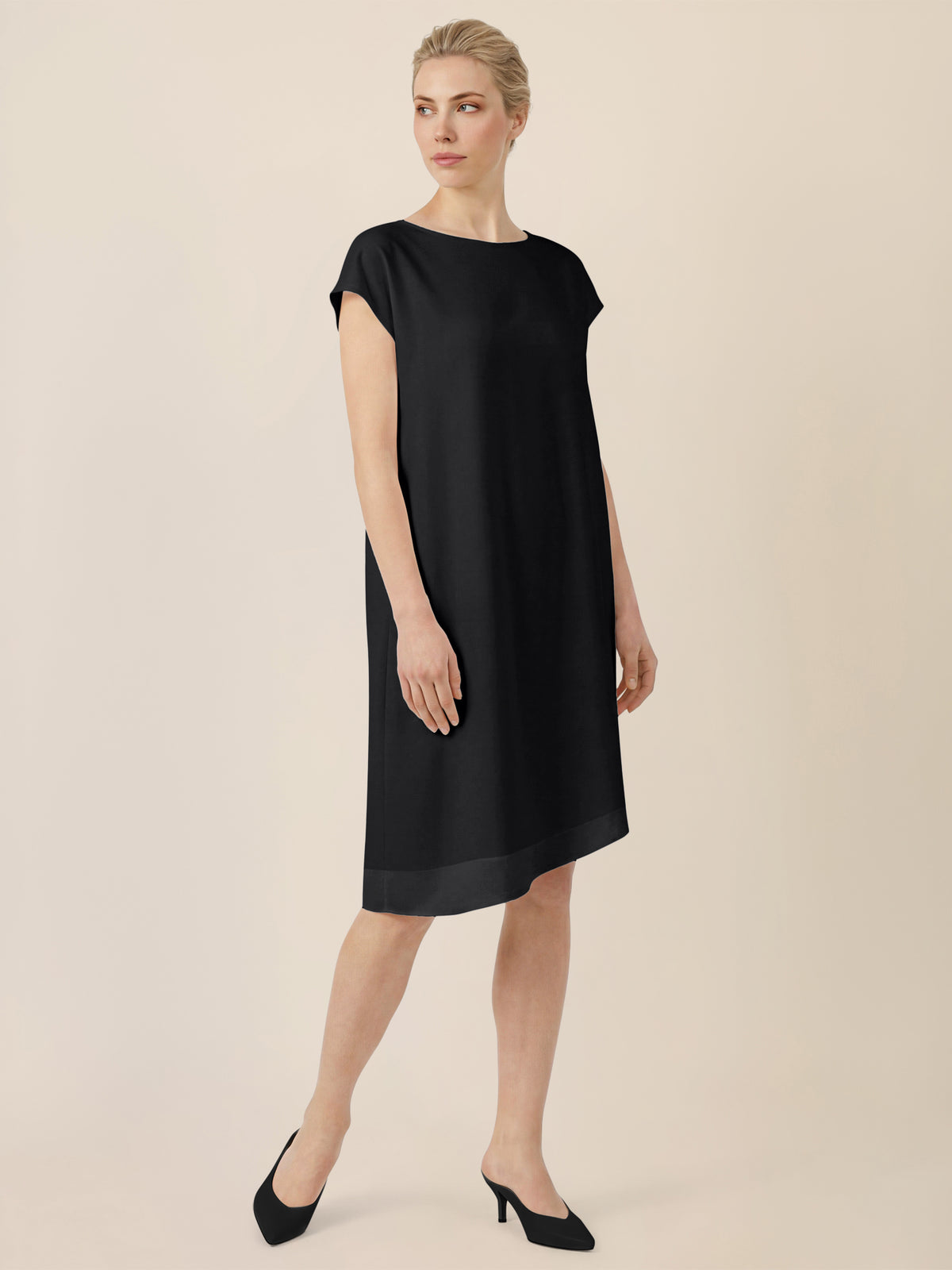 APART Oversized Kleid mit asymmetrischem Saum | schwarz