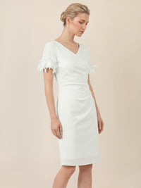 APART Elegantes Etuikleid mit floralen Ärmeldetails | creme