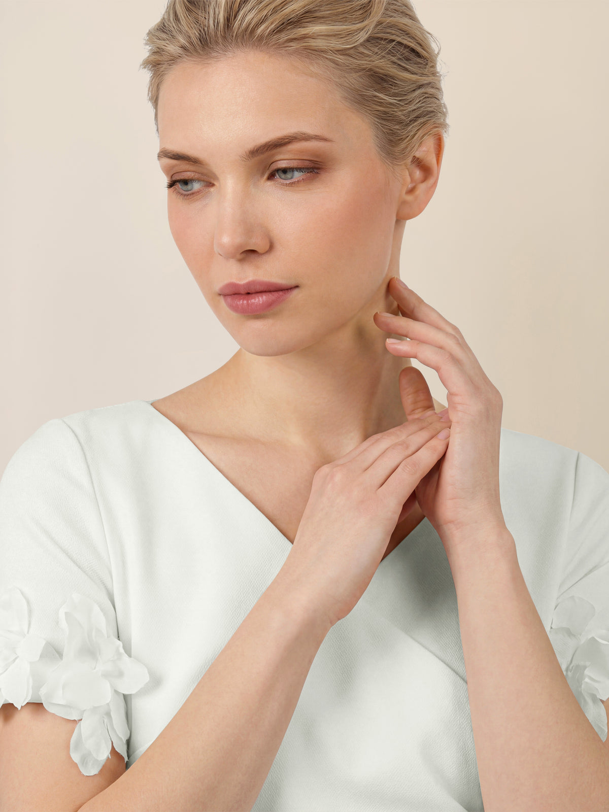 APART Elegantes Etuikleid mit floralen Ärmeldetails | creme