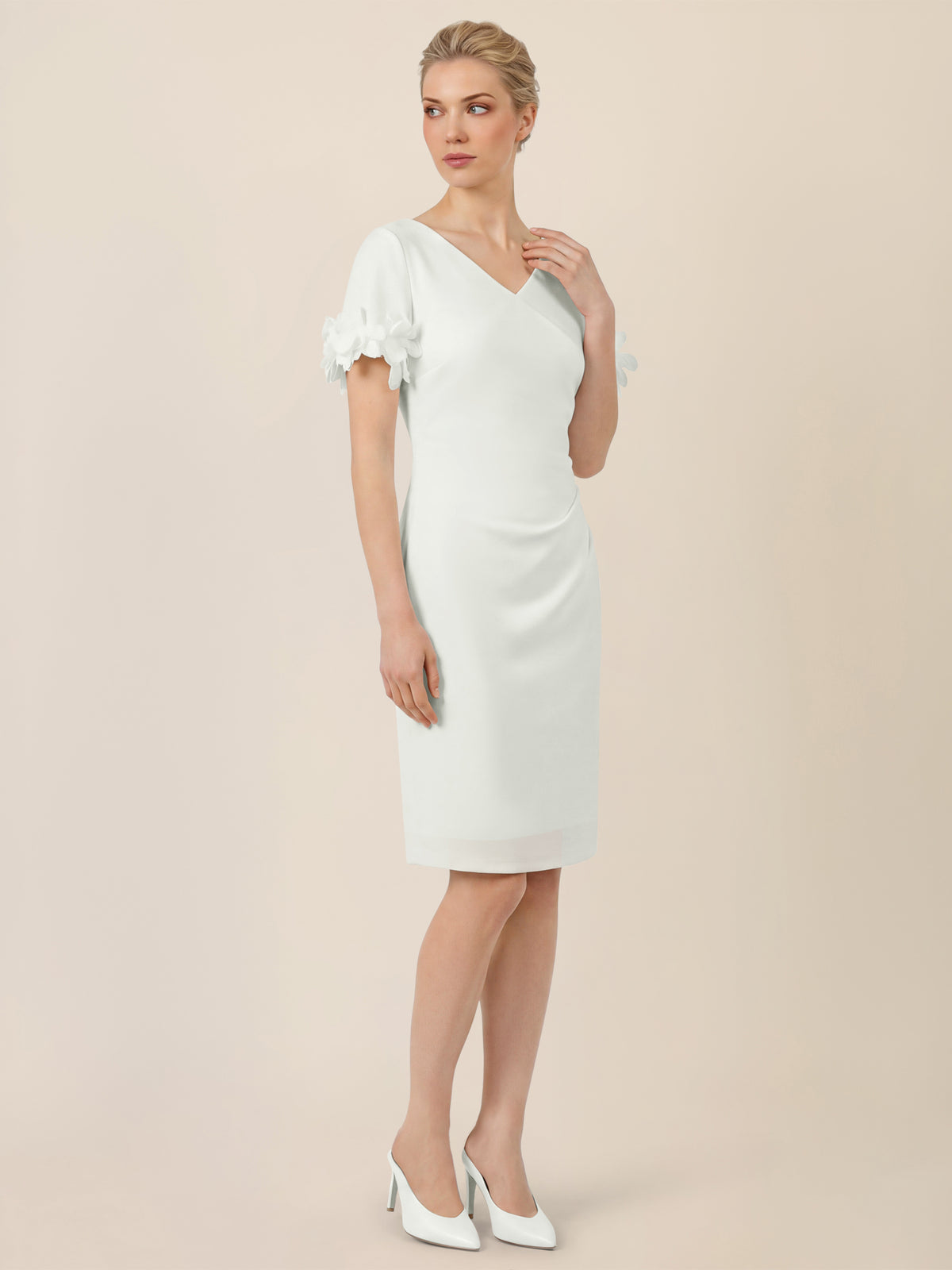 APART Elegantes Etuikleid mit floralen Ärmeldetails | creme