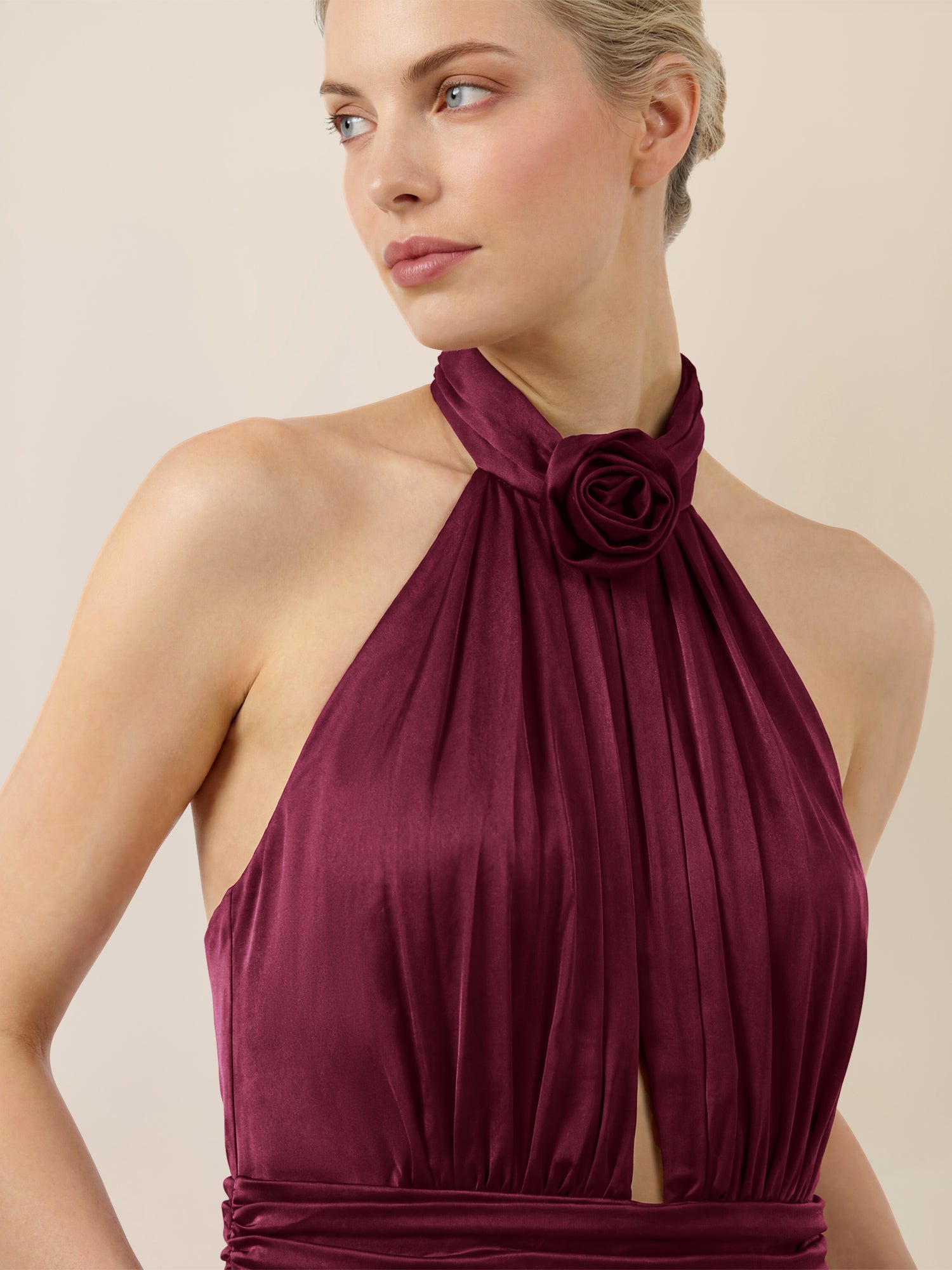 APART Elegantes Satin-Maxikleid mit Rosendetail | weinrot