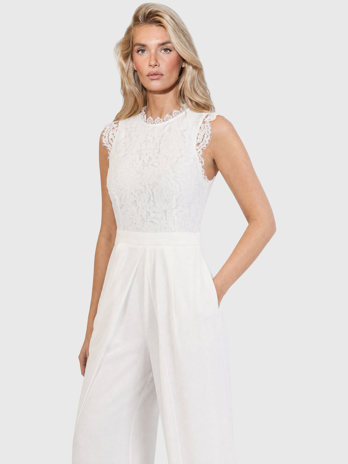 APART Abendoverall mit Spitzentop und weitem Bein | creme