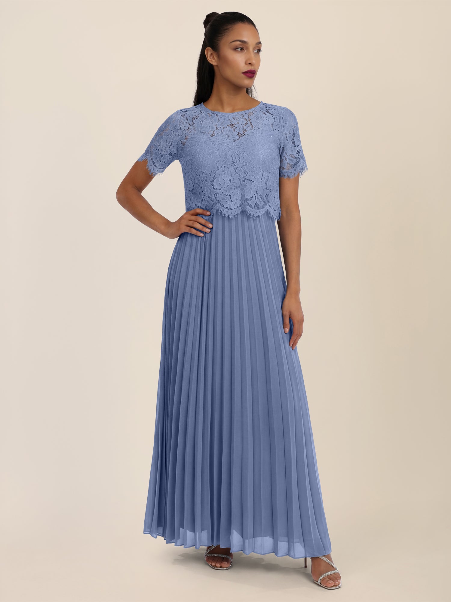 APART Elegantes Maxikleid mit Spitzenoberteil und Plisseerock | rauchblau