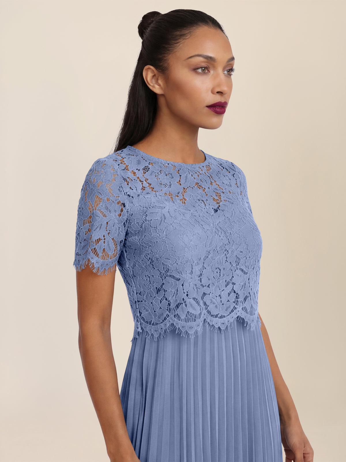 APART Elegantes Maxikleid mit Spitzenoberteil und Plisseerock | rauchblau