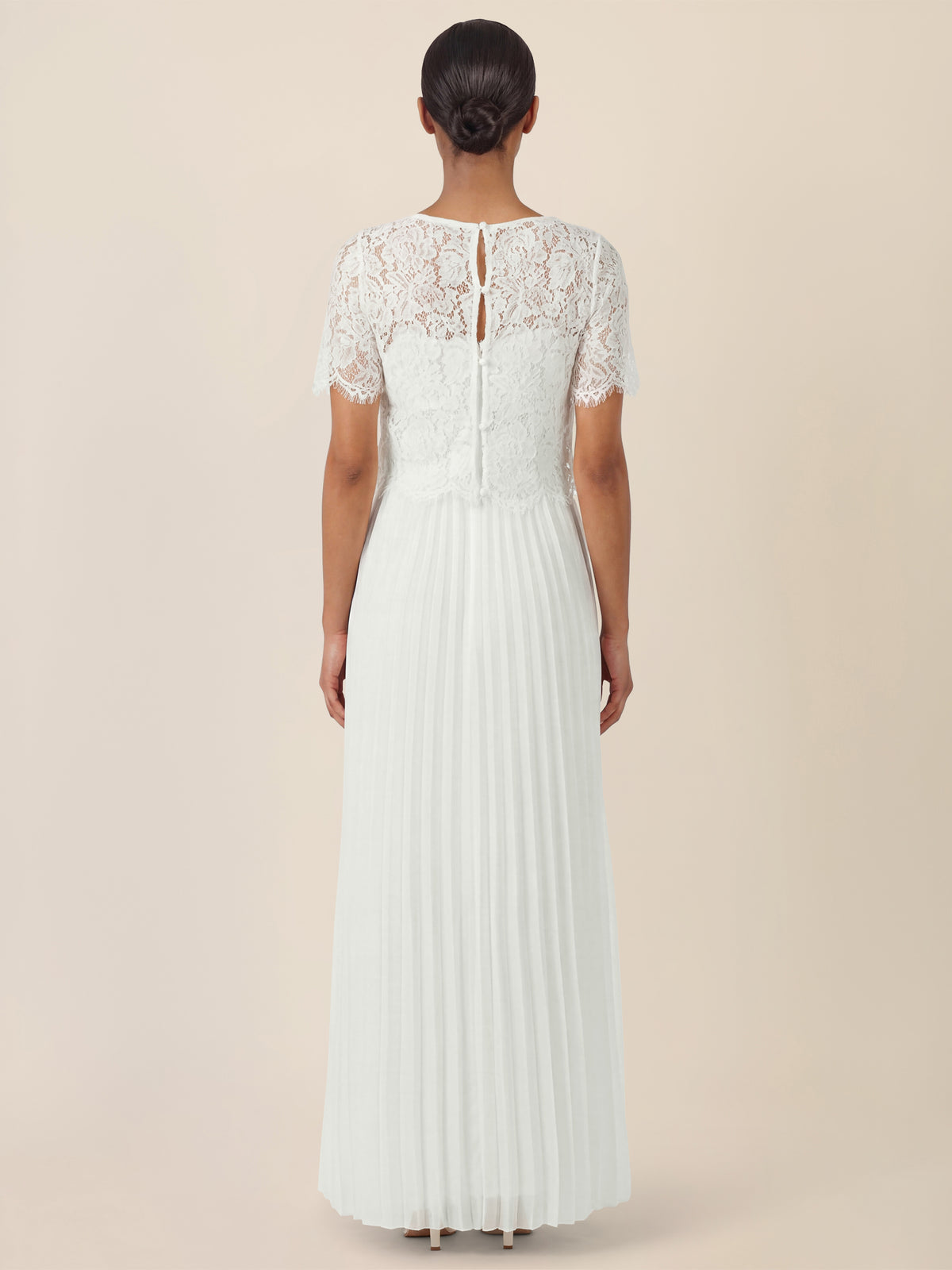 APART Elegantes Maxikleid mit Spitzenoberteil und Plisseerock | creme