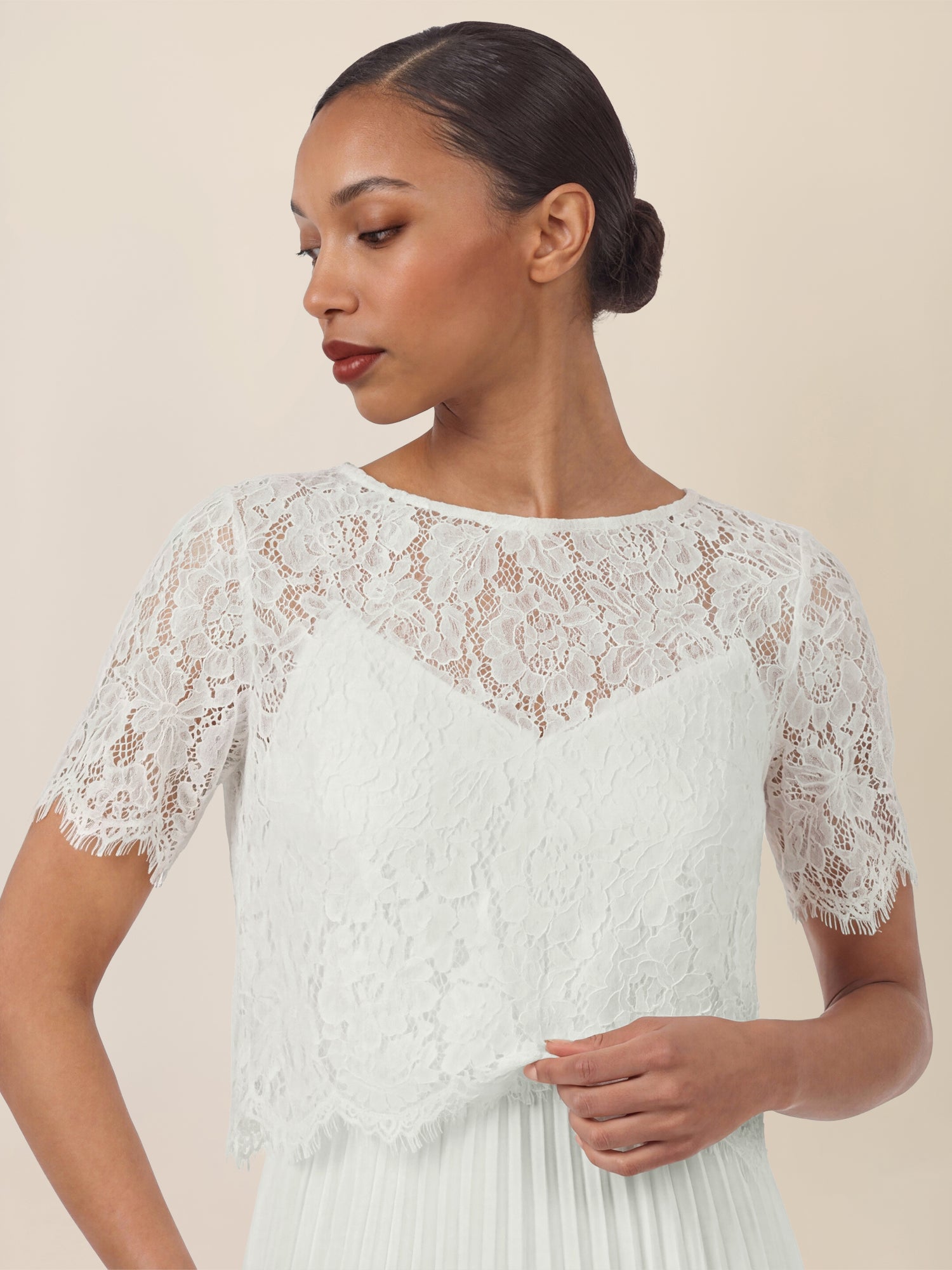 APART Elegantes Maxikleid mit Spitzenoberteil und Plisseerock | creme