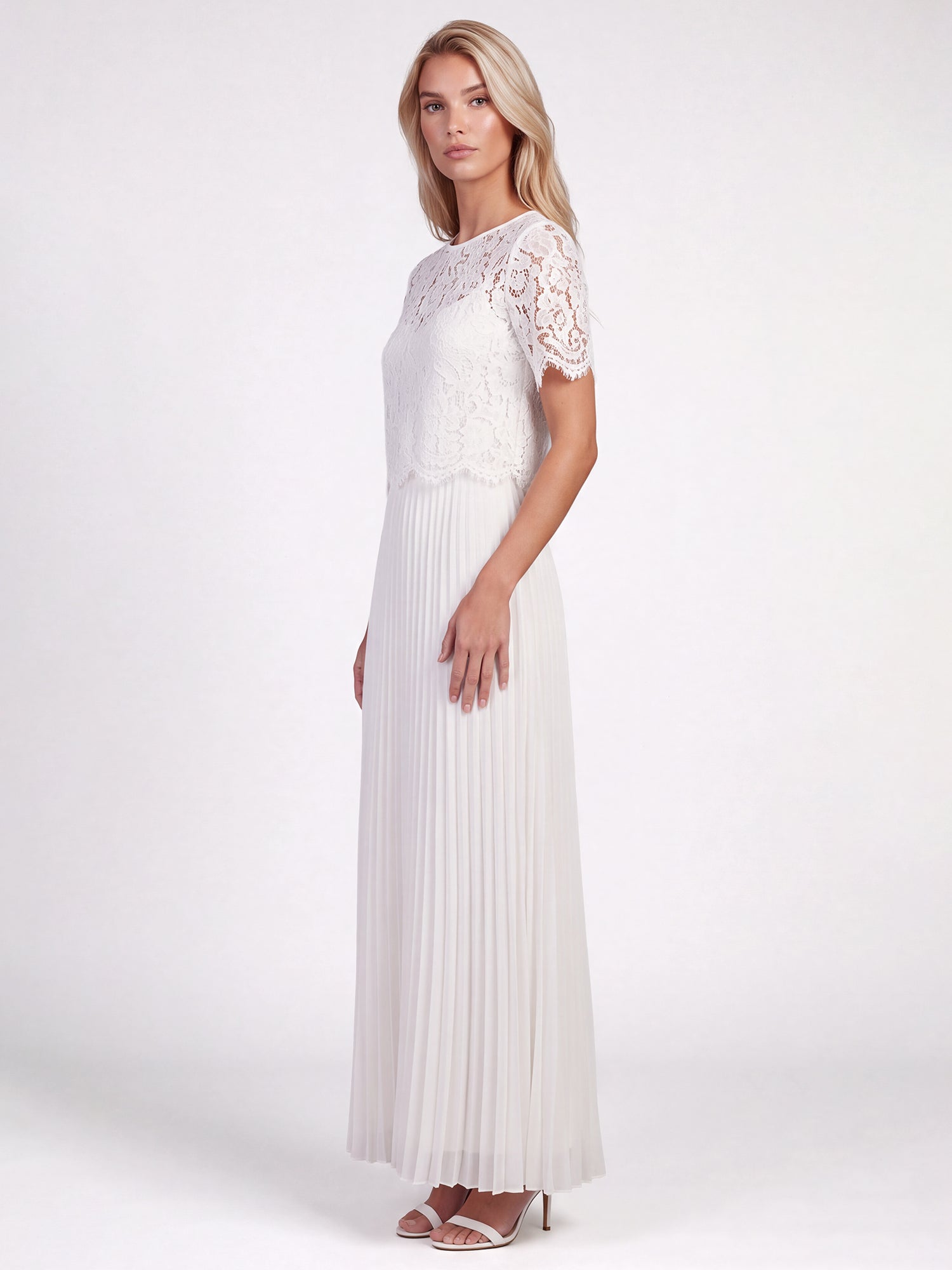 APART Elegantes Maxikleid mit Spitzenoberteil und Plisseerock | creme