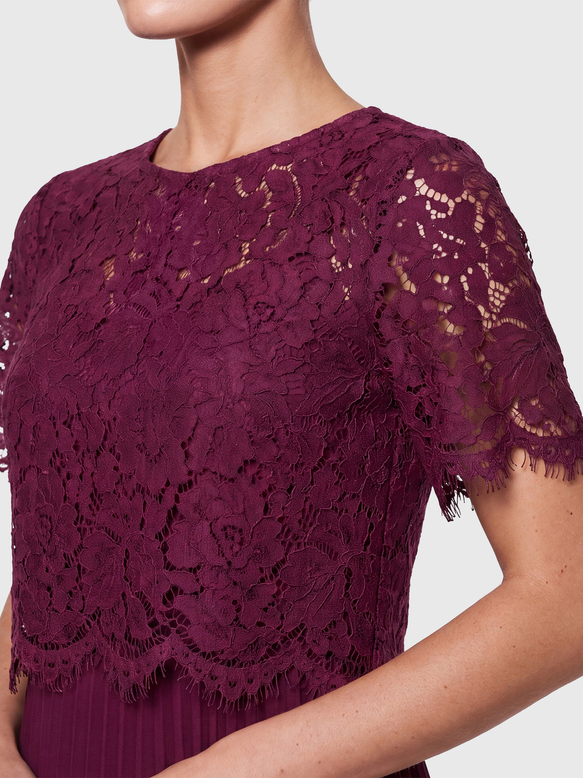 APART Elegantes Maxikleid mit Spitzenoberteil und Plisseerock | weinrot