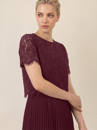 APART Elegantes Maxikleid mit Spitzenoberteil und Plisseerock | weinrot