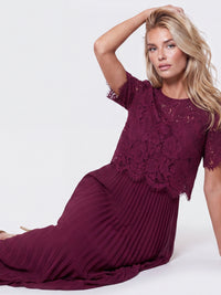 APART Elegantes Maxikleid mit Spitzenoberteil und Plisseerock | weinrot