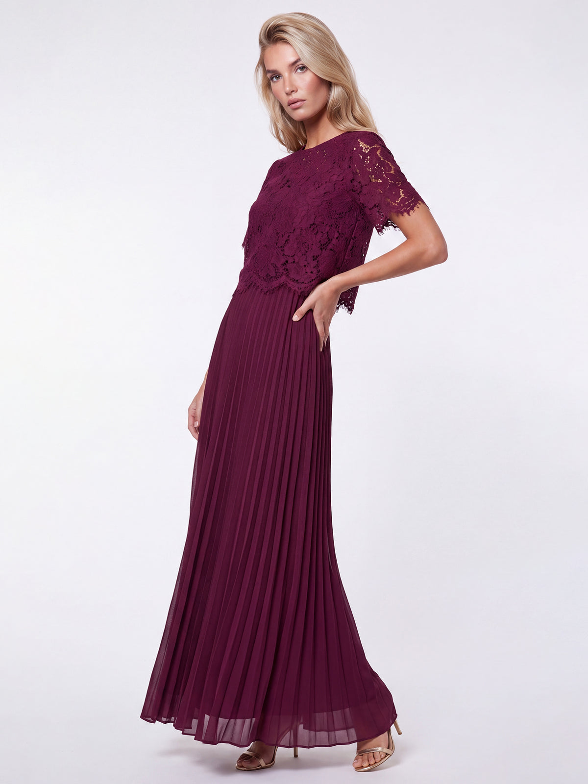 APART Elegantes Maxikleid mit Spitzenoberteil und Plisseerock | weinrot