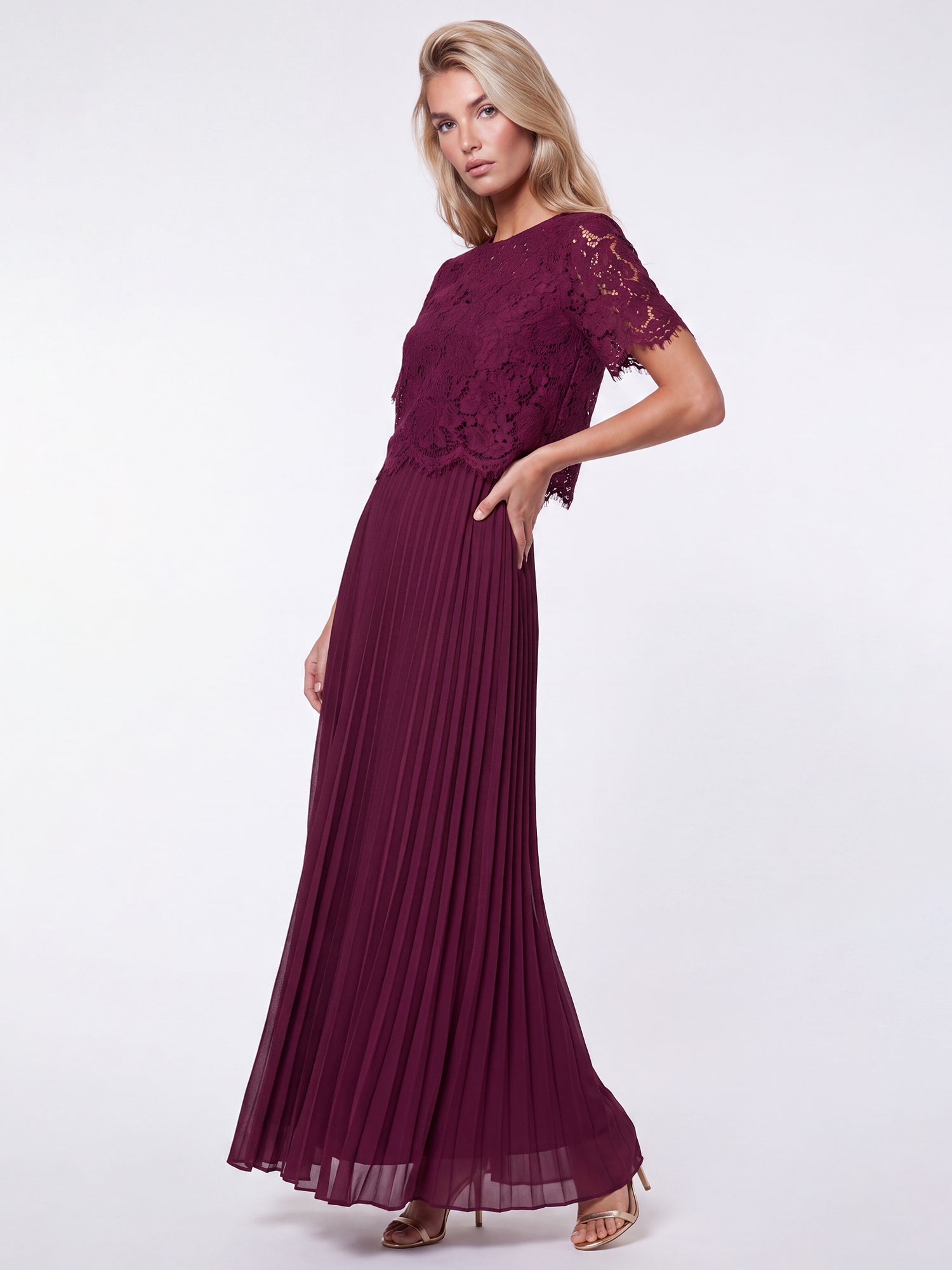 APART Elegantes Maxikleid mit Spitzenoberteil und Plisseerock | weinrot