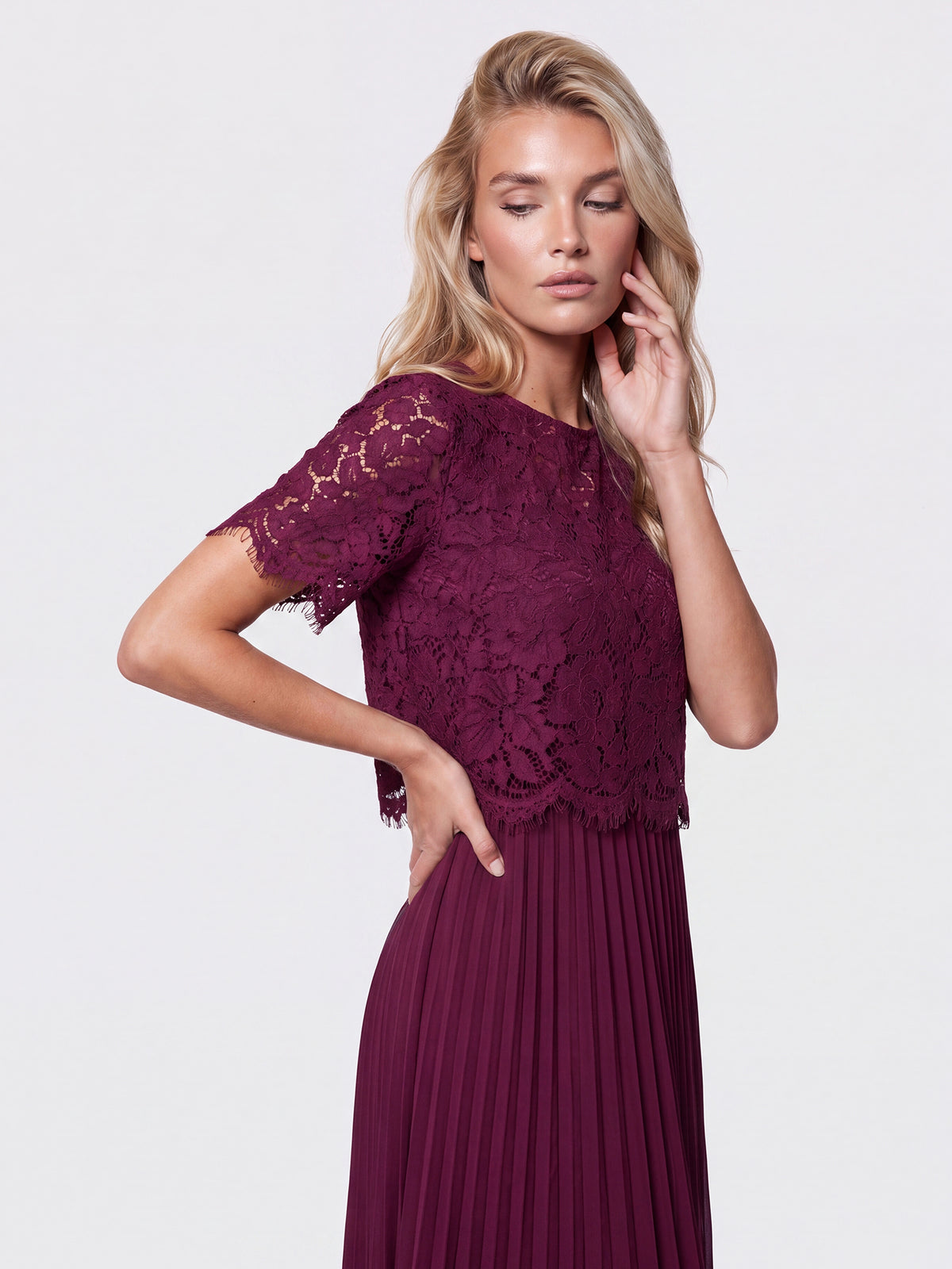APART Elegantes Maxikleid mit Spitzenoberteil und Plisseerock | weinrot