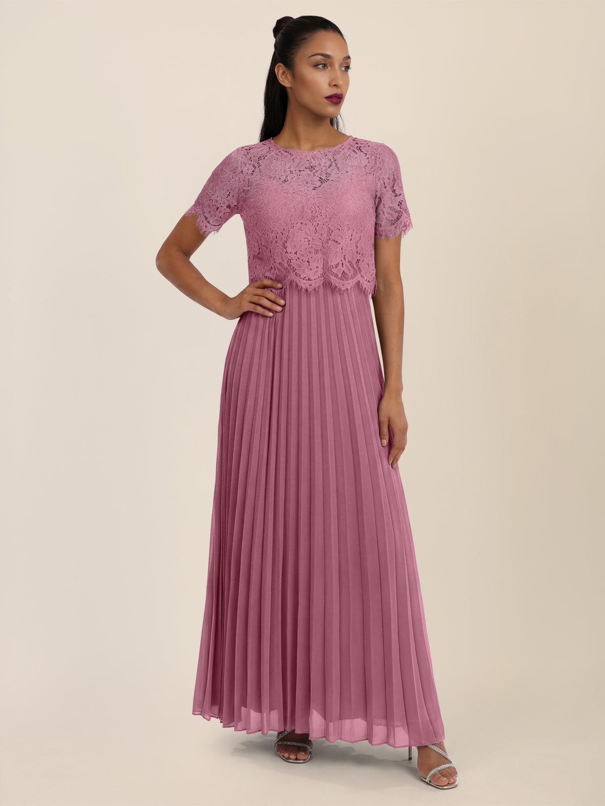 APART Elegantes Maxikleid mit Spitzenoberteil und Plisseerock | rosé
