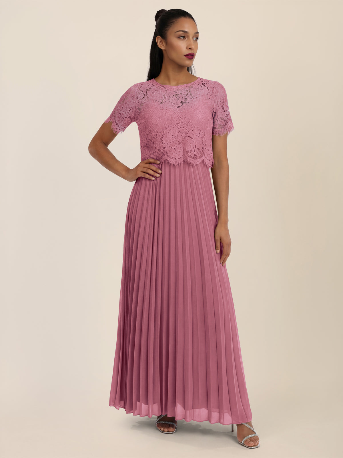 APART Elegantes Maxikleid mit Spitzenoberteil und Plisseerock | rosé