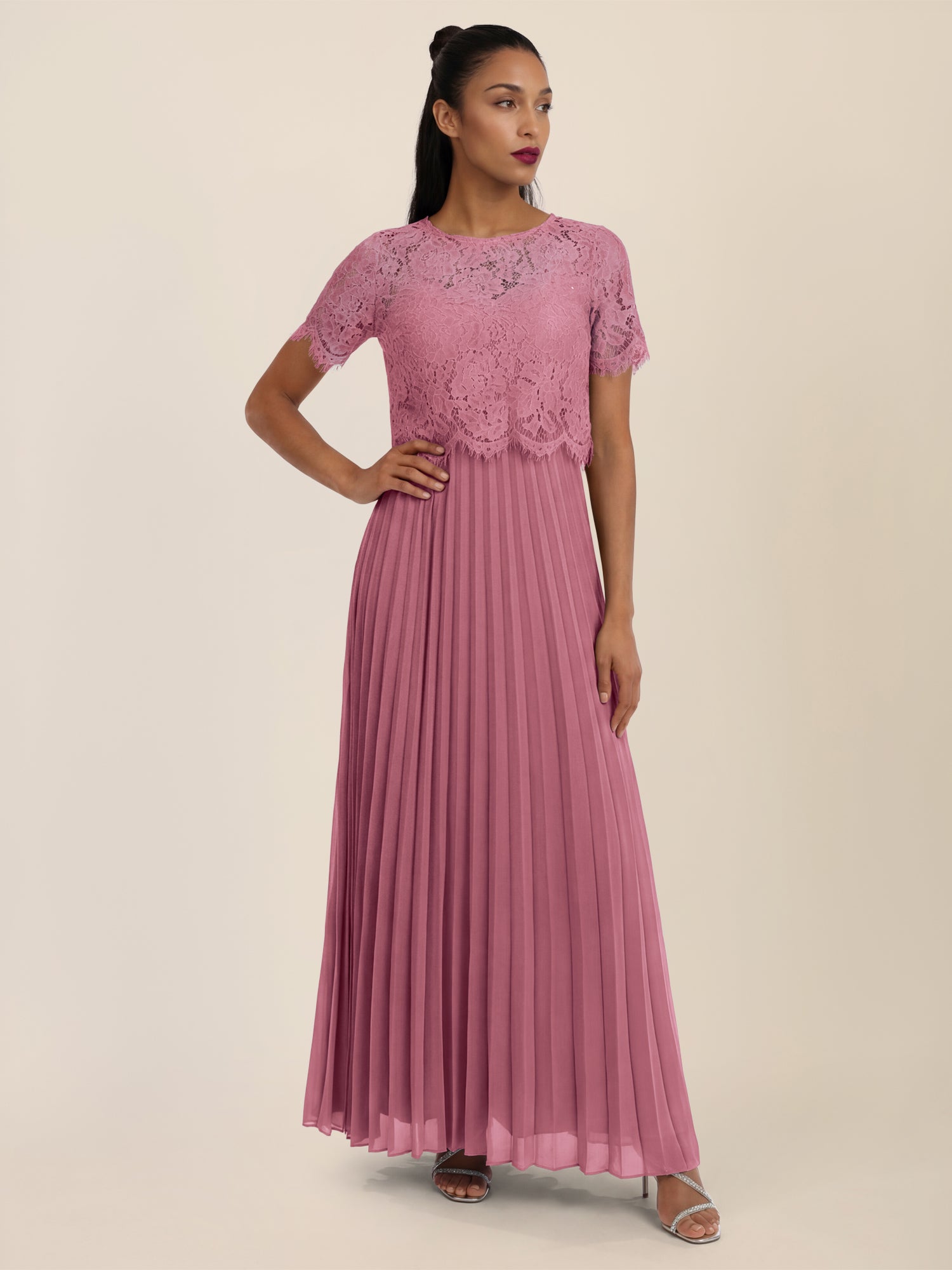 APART Elegantes Maxikleid mit Spitzenoberteil und Plisseerock | rosé