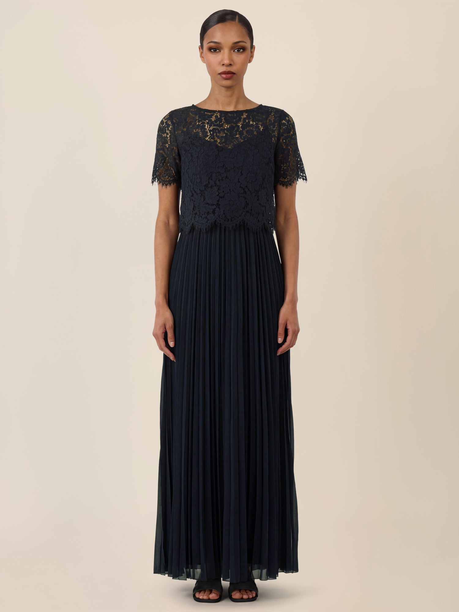 APART Elegantes Maxikleid mit Spitzenoberteil und Plisseerock | nachtblau