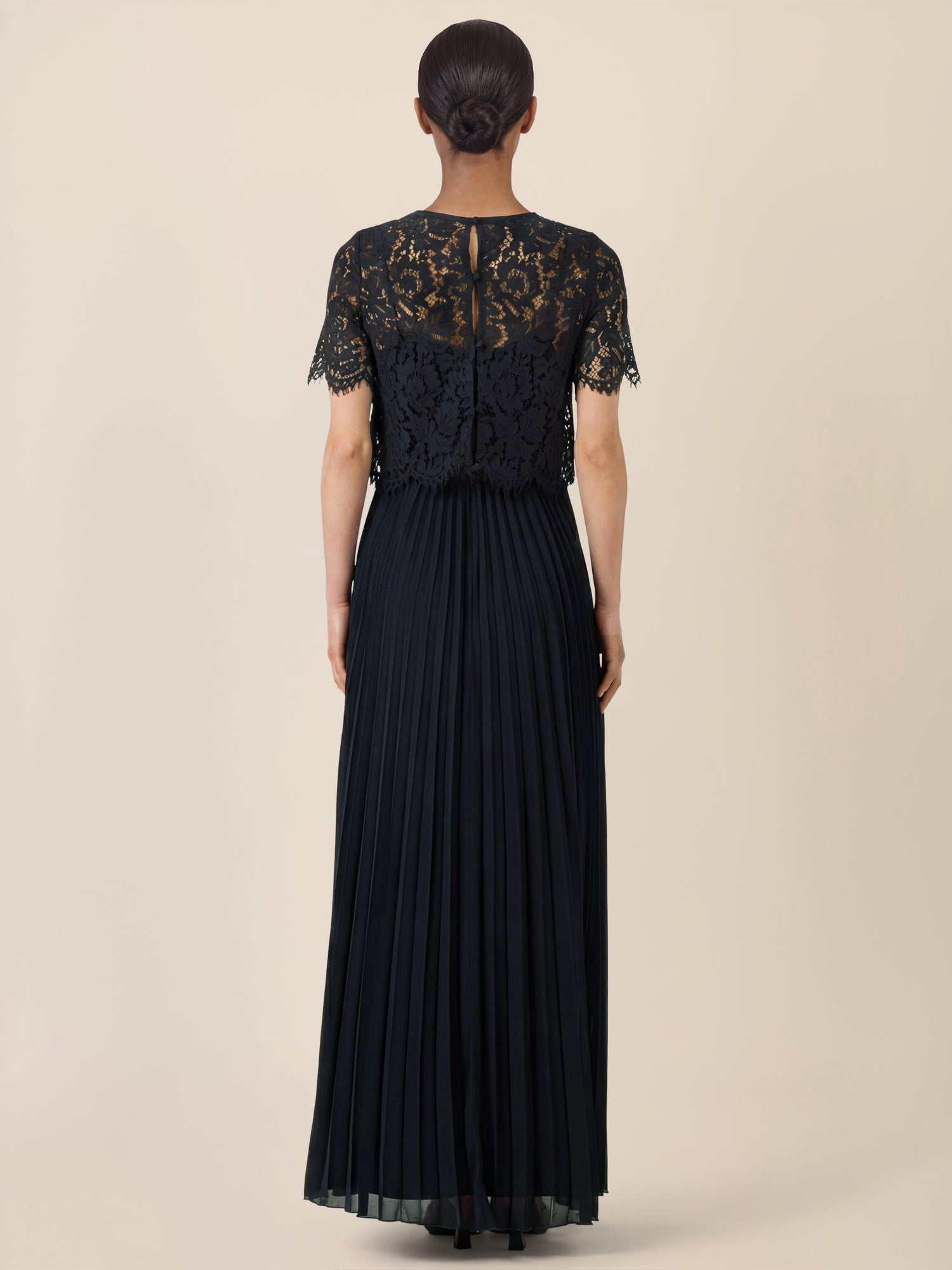 APART Elegantes Maxikleid mit Spitzenoberteil und Plisseerock | nachtblau