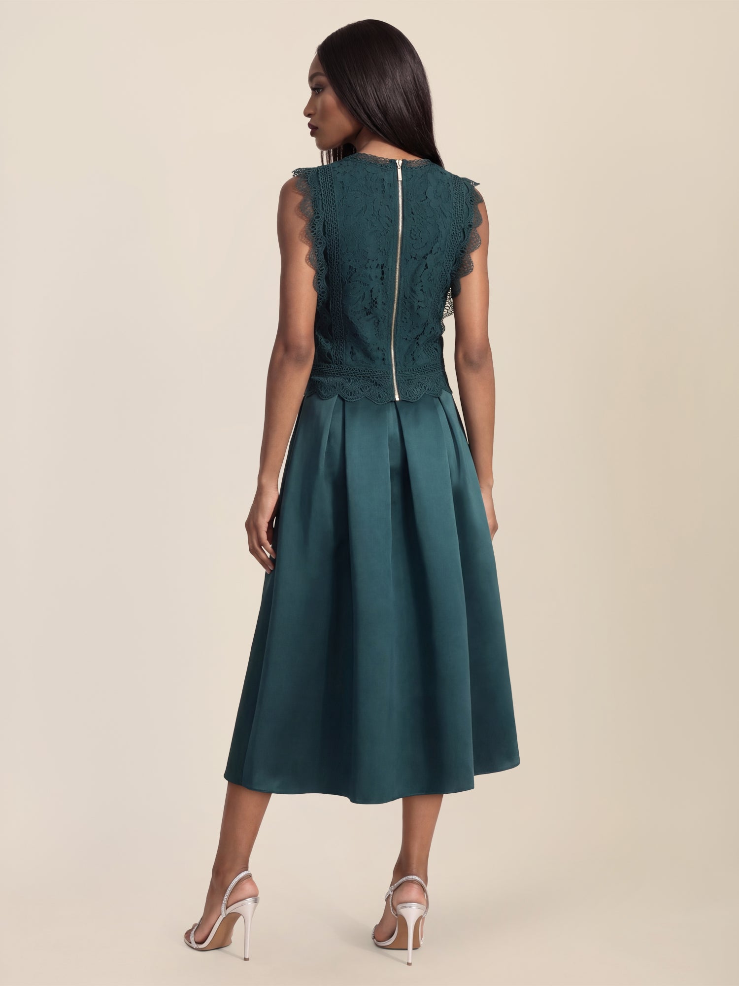 APART Spitzentop mit Rüschen und Häkeldetails | emerald