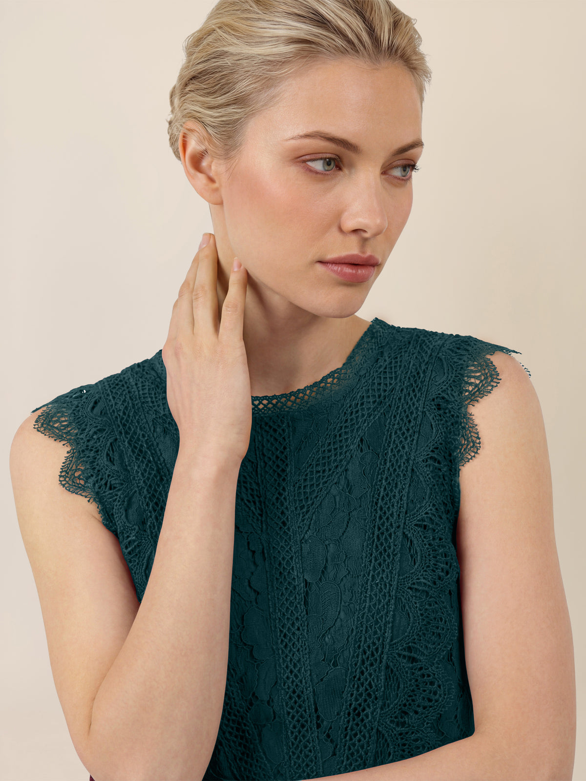 APART Spitzentop mit Rüschen und Häkeldetails | emerald