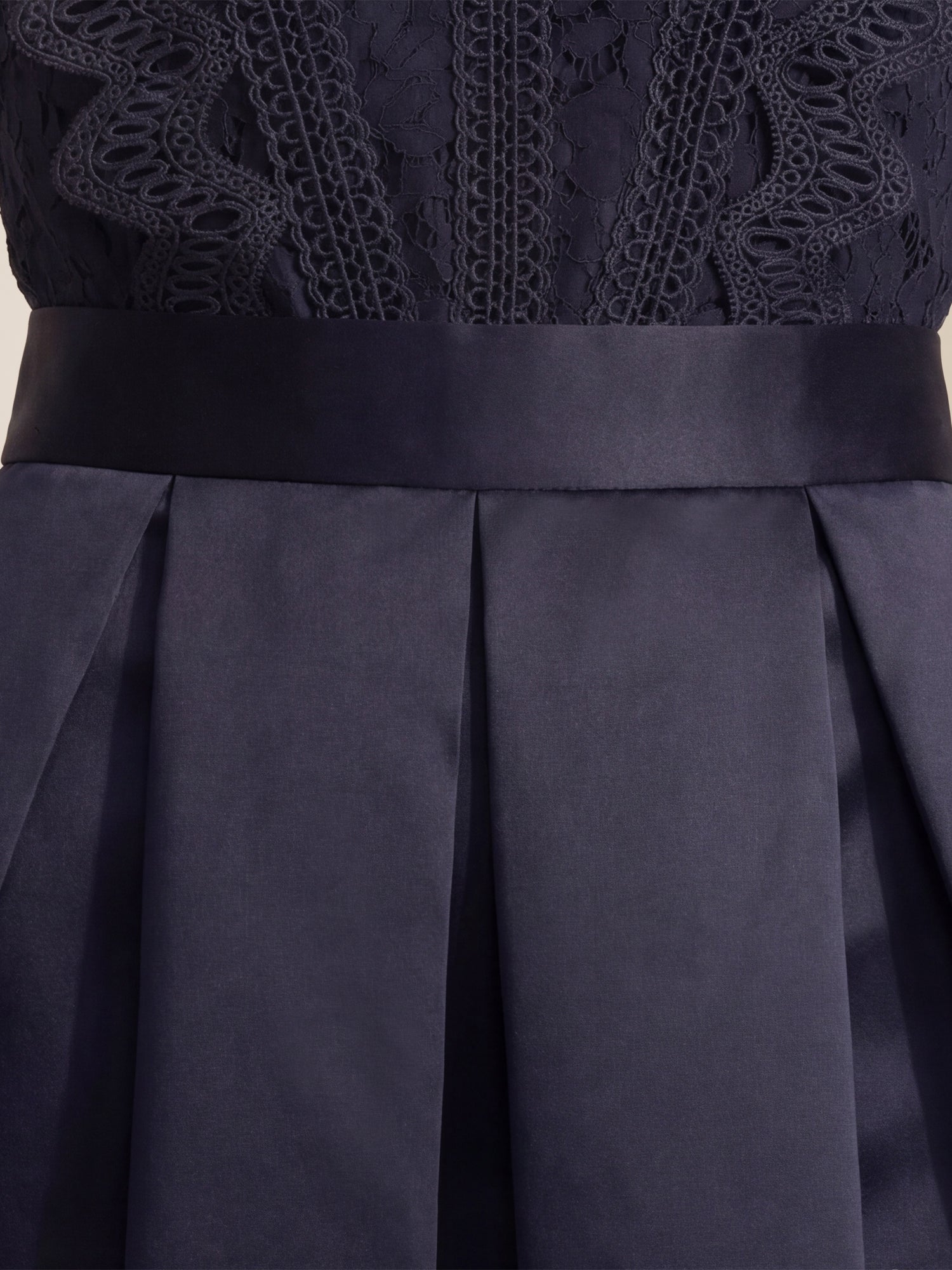 APART Spitzentop mit Rüschen und Häkeldetails | nachtblau