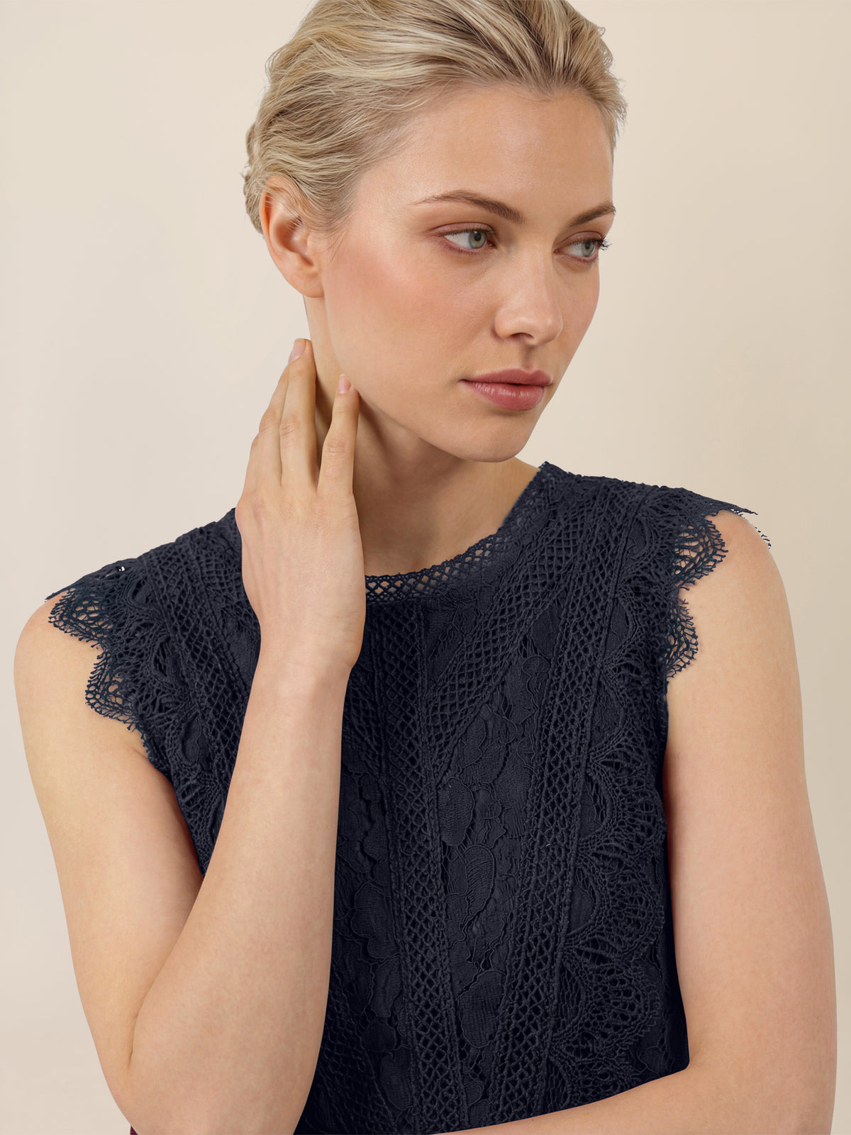 APART Spitzentop mit Rüschen und Häkeldetails | nachtblau