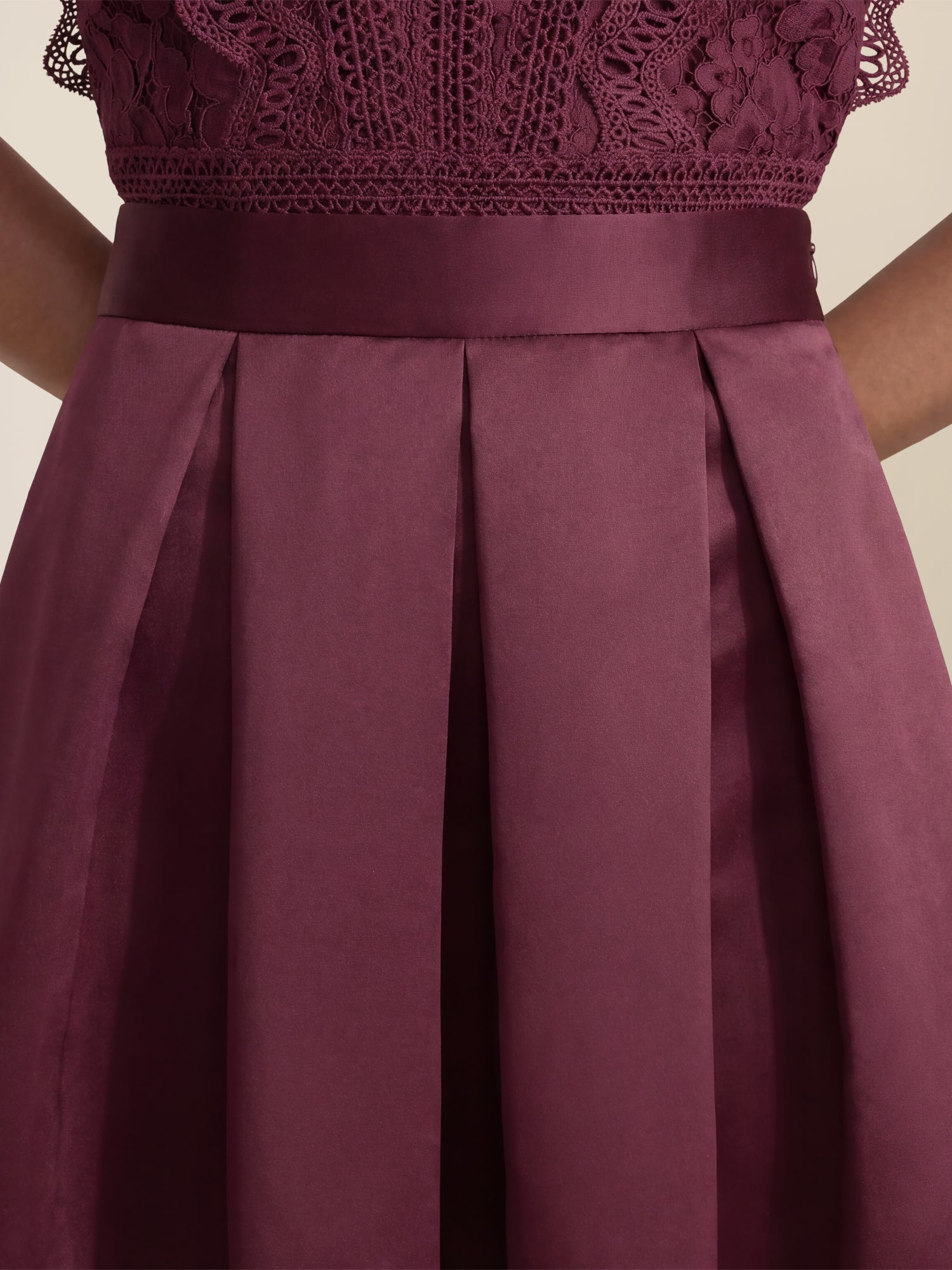 APART Spitzentop mit Rüschen und Häkeldetails | weinrot