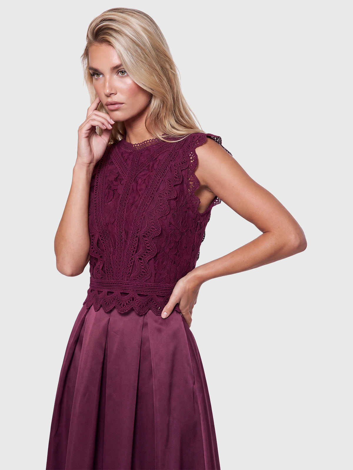 APART Spitzentop mit Rüschen und Häkeldetails | weinrot