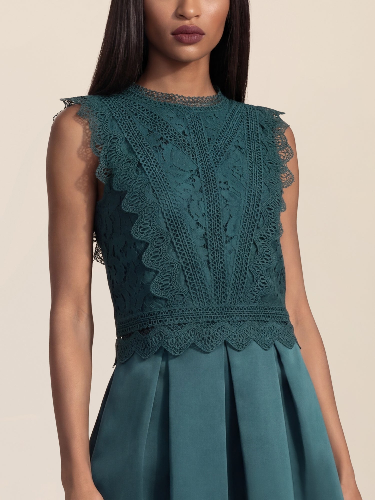 APART Spitzentop mit Rüschen und Häkeldetails | emerald