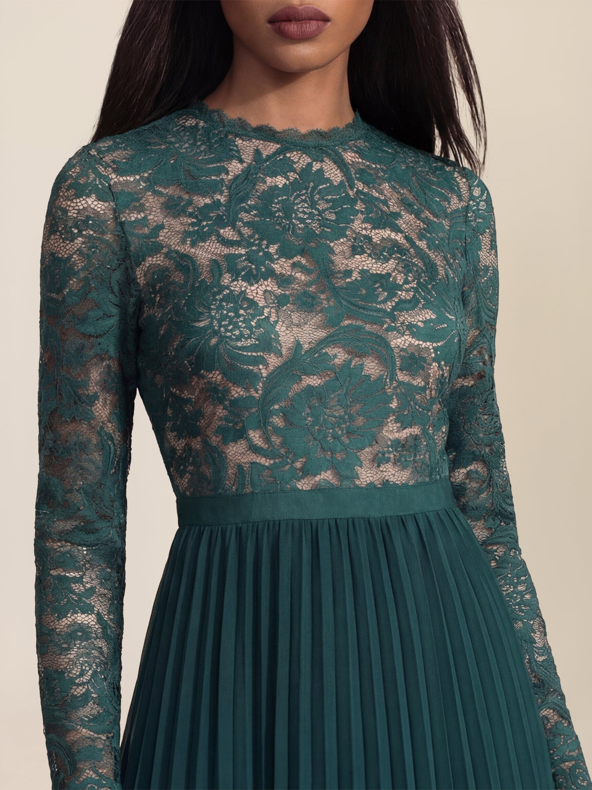 APART Elegantes Spitzenkleid mit Plissee-Rock | emerald-nude