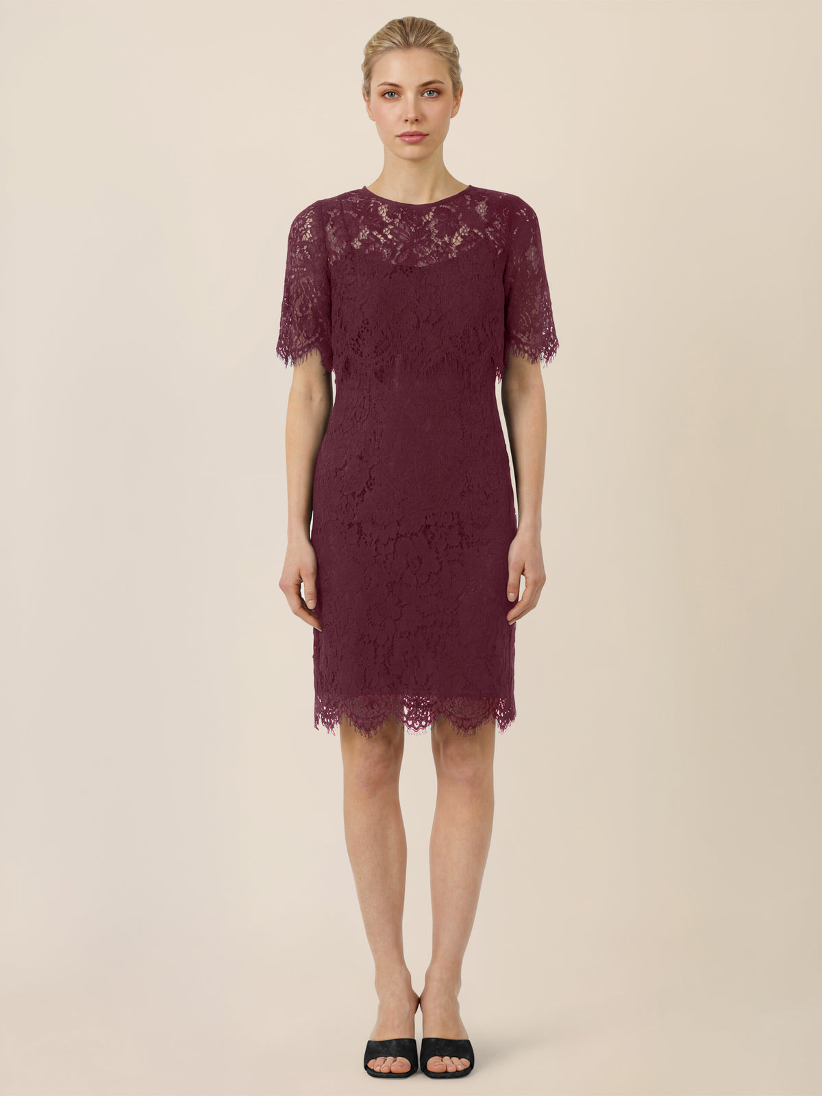 APART Schmal geschnittenes Kleid mit Taillennaht | weinrot