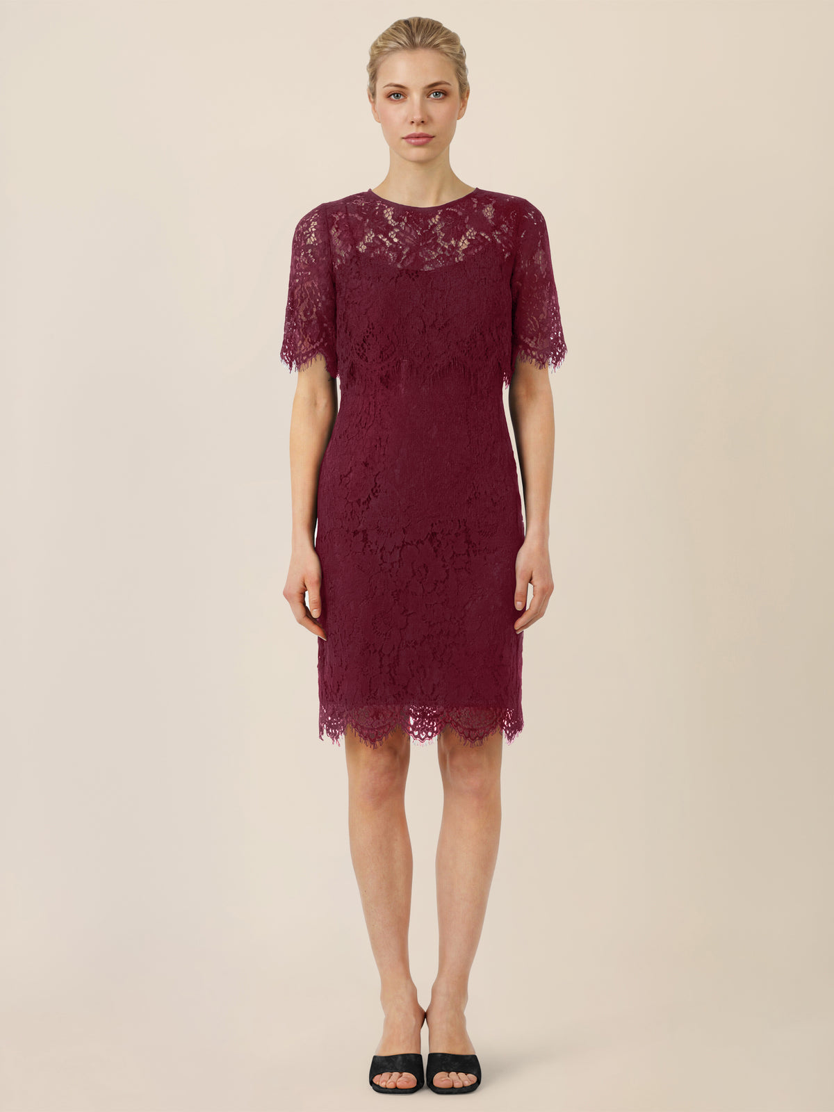 APART Schmal geschnittenes Kleid mit Taillennaht | weinrot