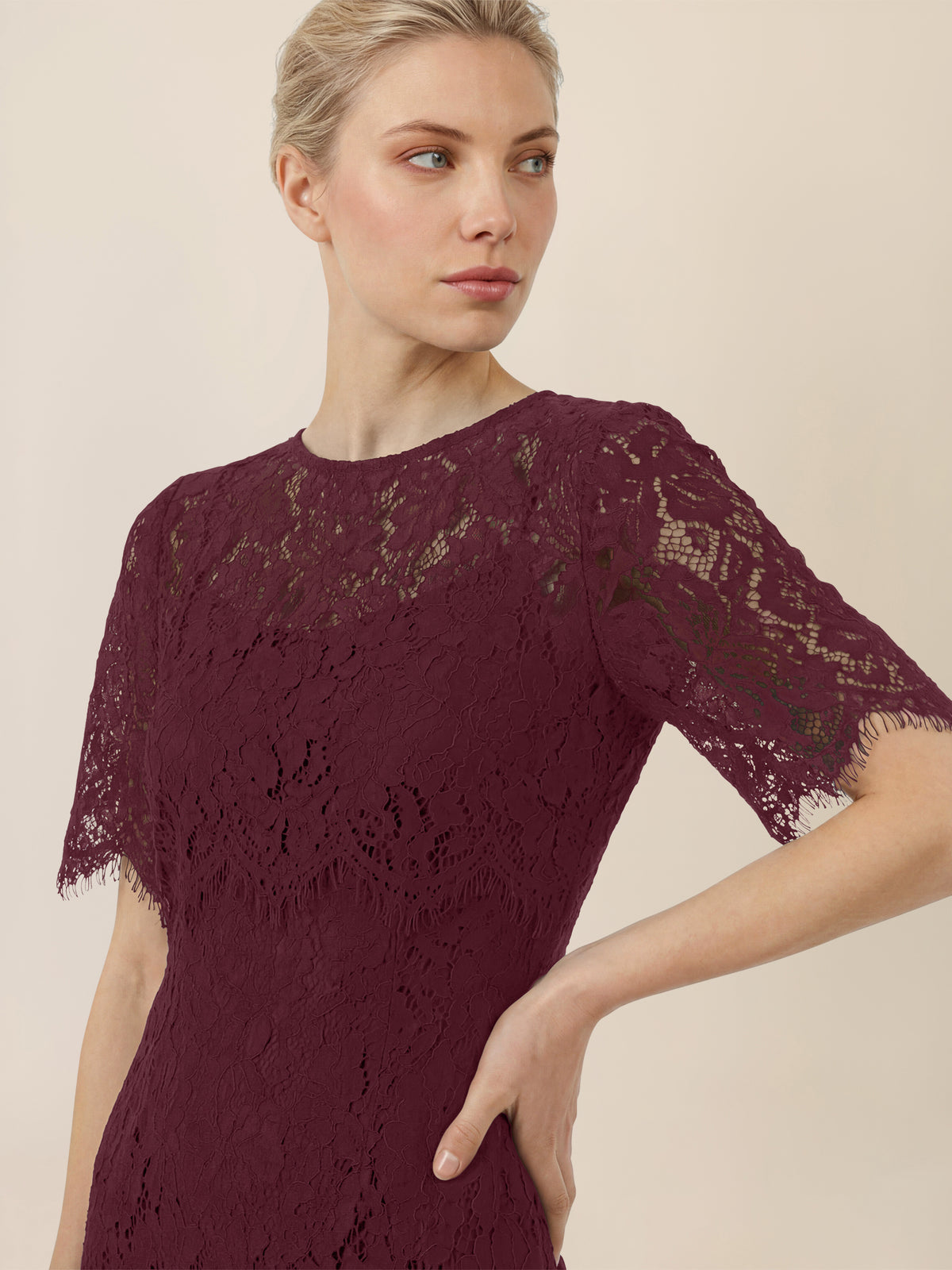 APART Schmal geschnittenes Kleid mit Taillennaht | weinrot