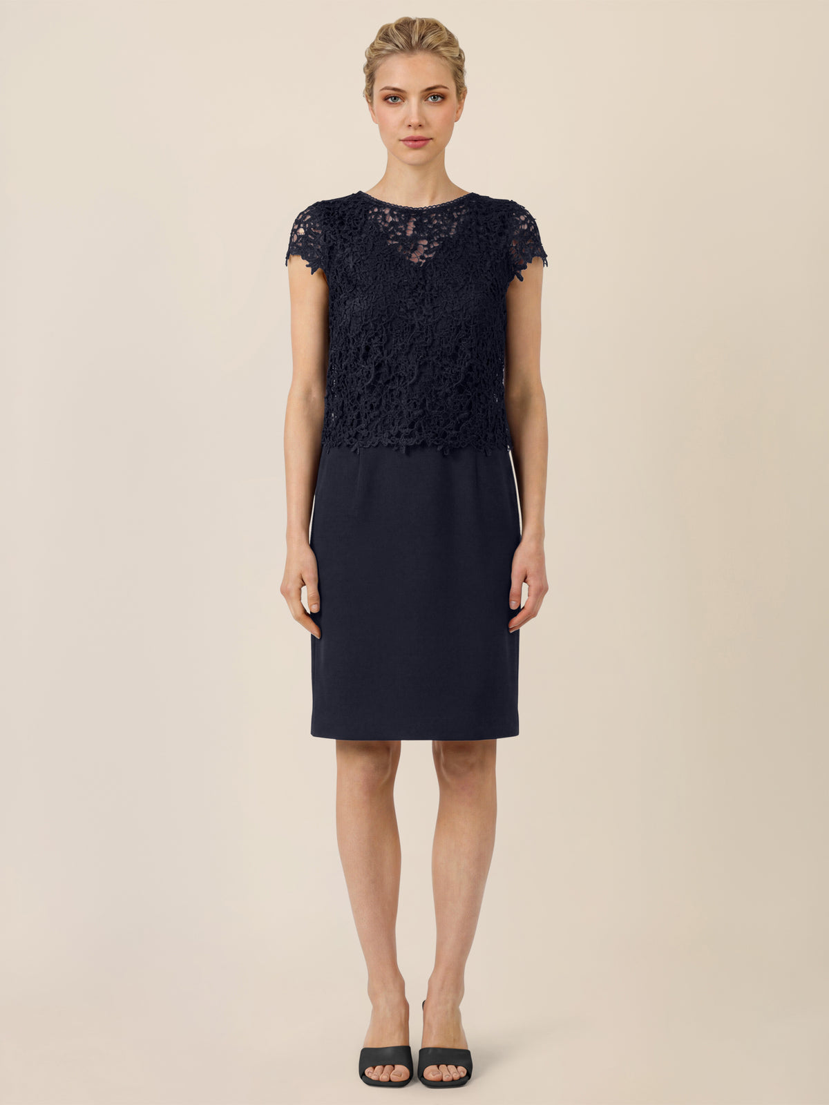 APART Kurzes Etuikleid mit Häkelspitzen-Overlay | nachtblau