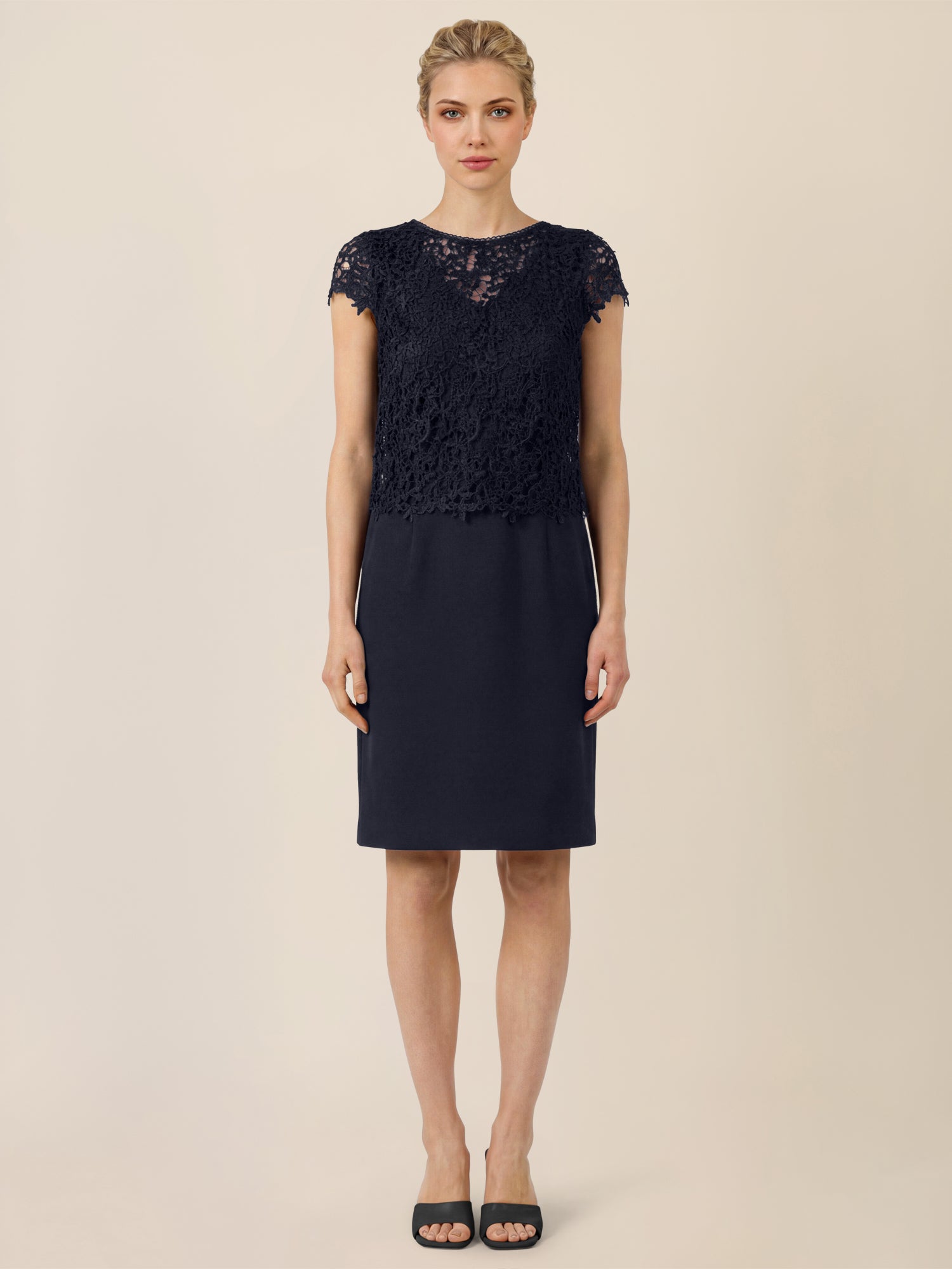 APART Kurzes Etuikleid mit Häkelspitzen-Overlay | nachtblau
