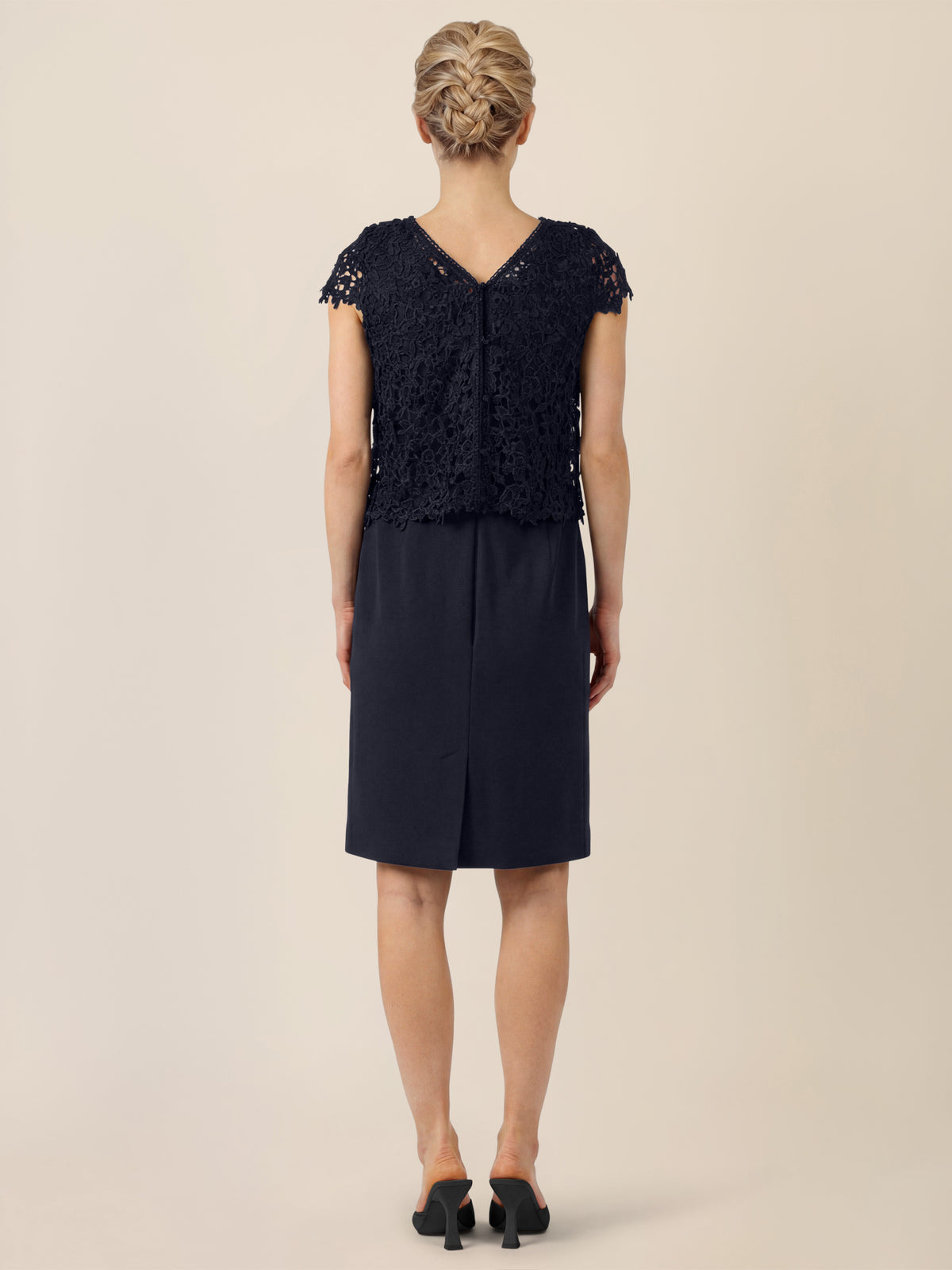 APART Kurzes Etuikleid mit Häkelspitzen-Overlay | nachtblau