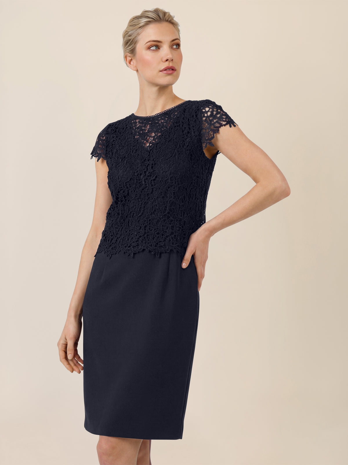 APART Kurzes Etuikleid mit Häkelspitzen-Overlay | nachtblau