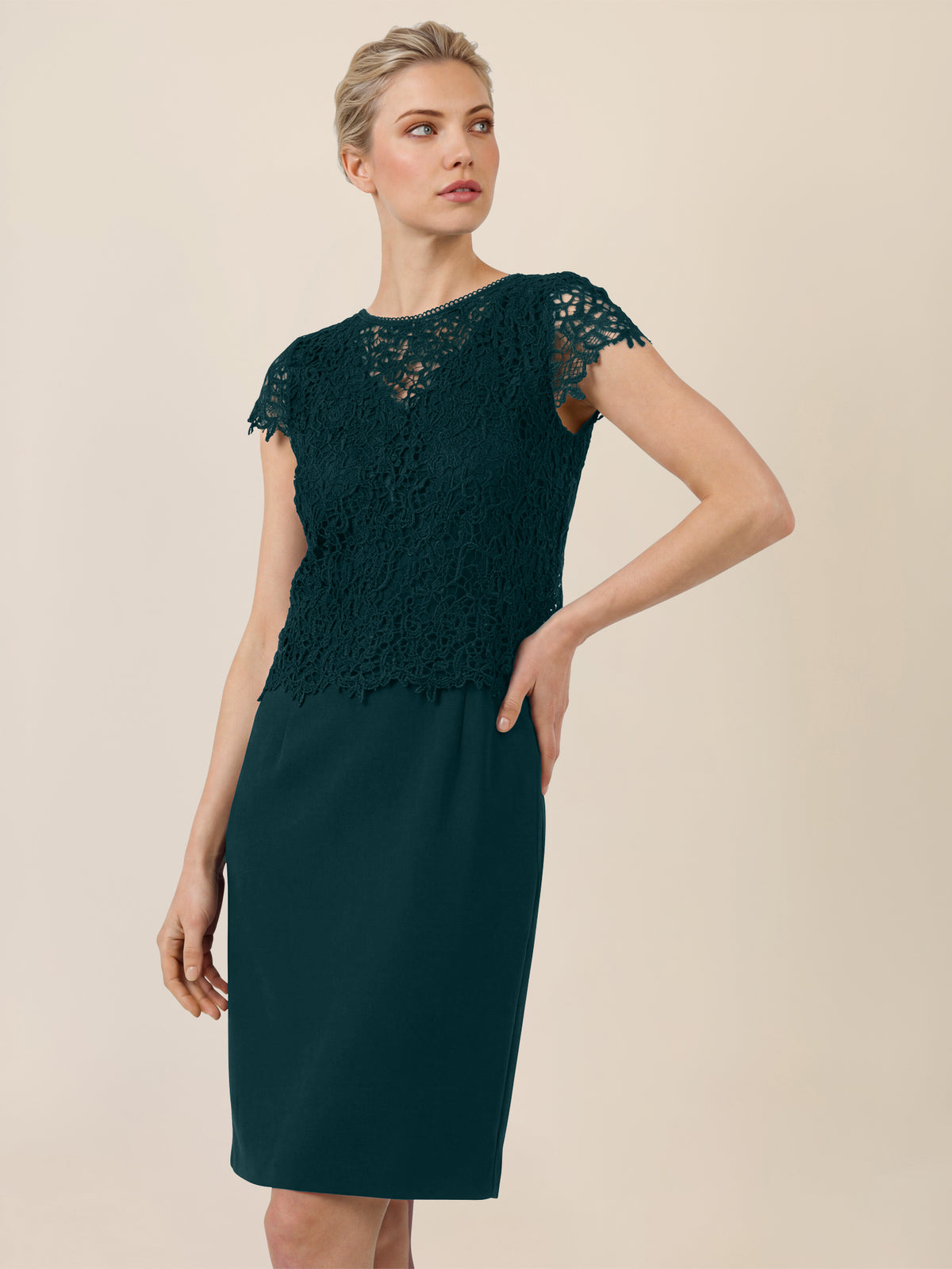 APART Kurzes Etuikleid mit Häkelspitzen-Overlay | emerald