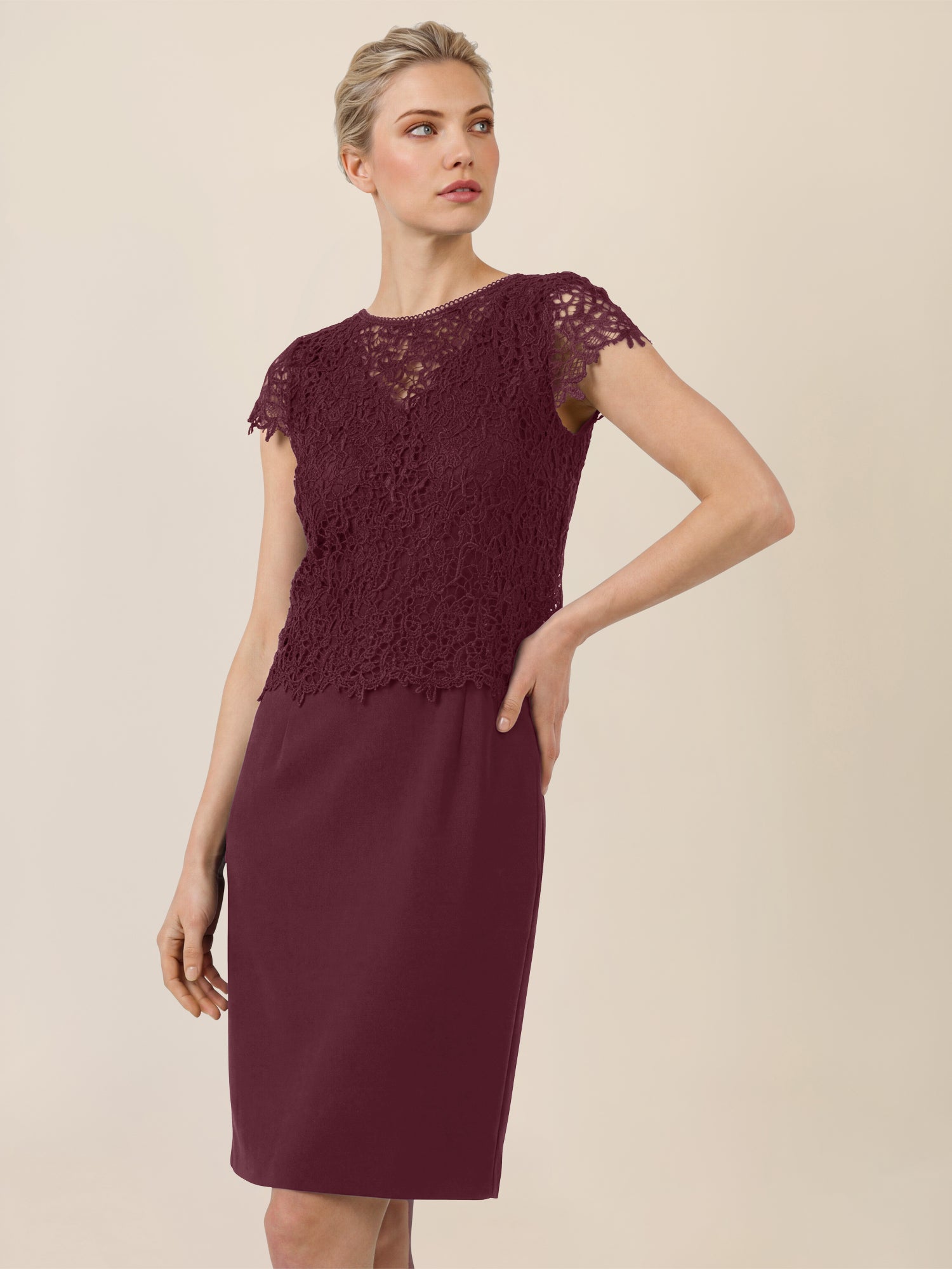 APART Kurzes Etuikleid mit Häkelspitzen-Overlay | weinrot