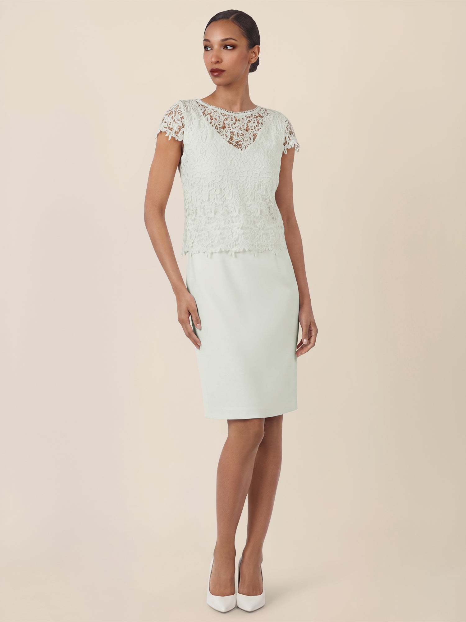 APART Kurzes Etuikleid mit Häkelspitzen-Overlay | creme
