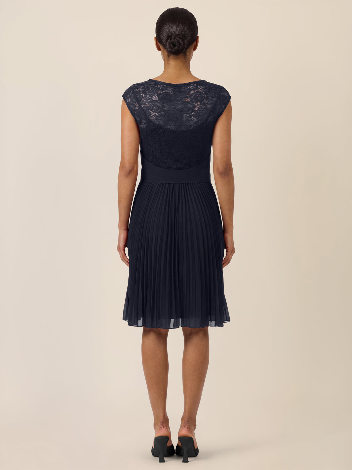 APART Spitzenkleid mit Plisseerock | nachtblau