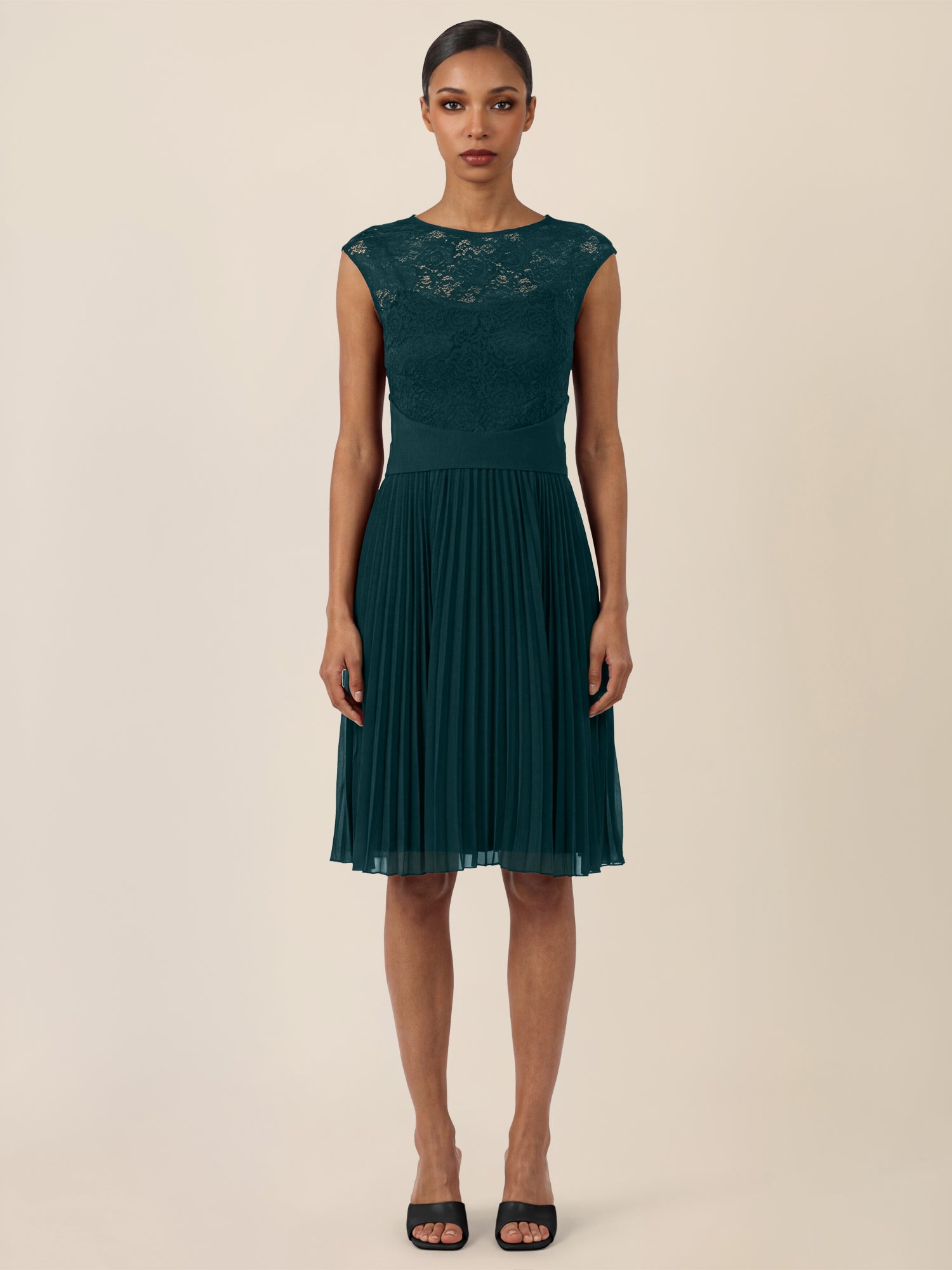 APART Spitzenkleid mit Plisseerock | emerald
