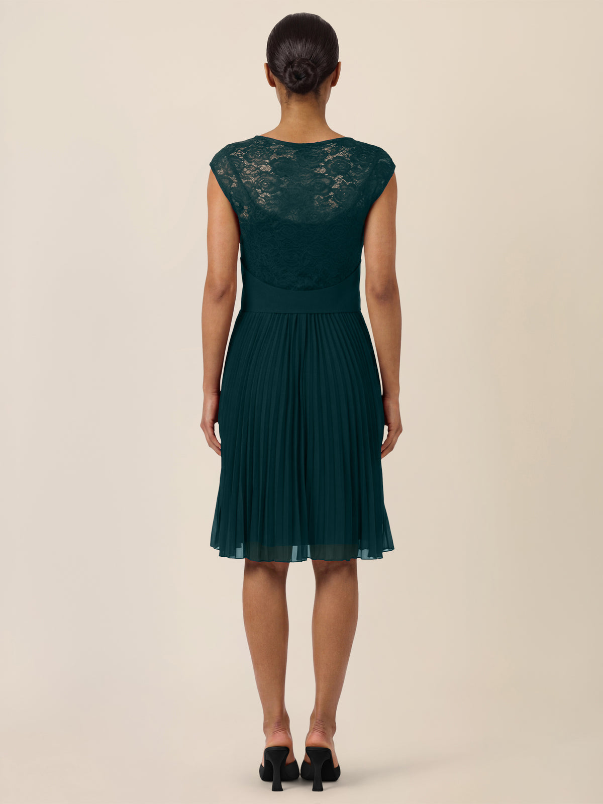 APART Spitzenkleid mit Plisseerock | emerald