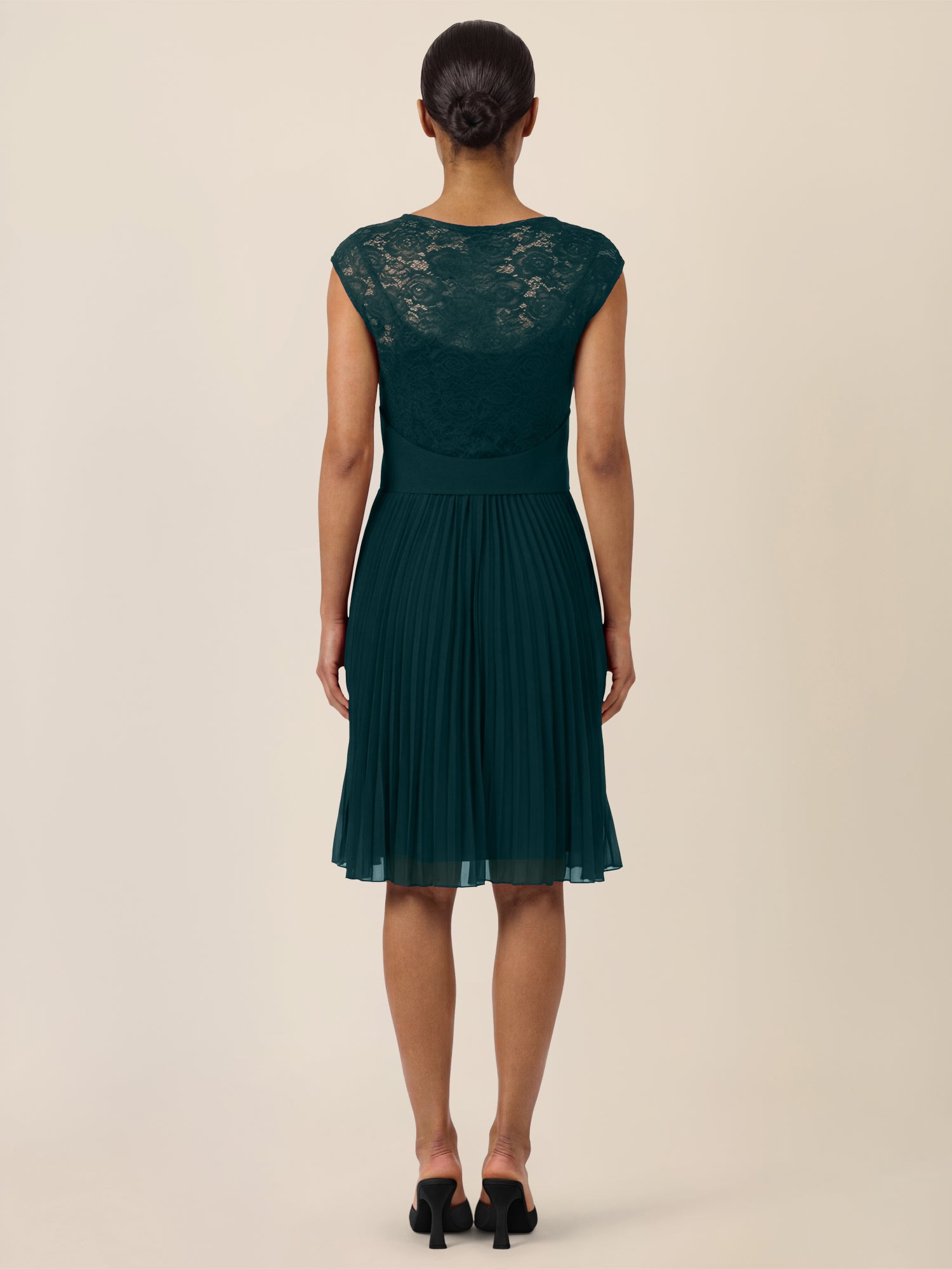 APART Spitzenkleid mit Plisseerock | emerald