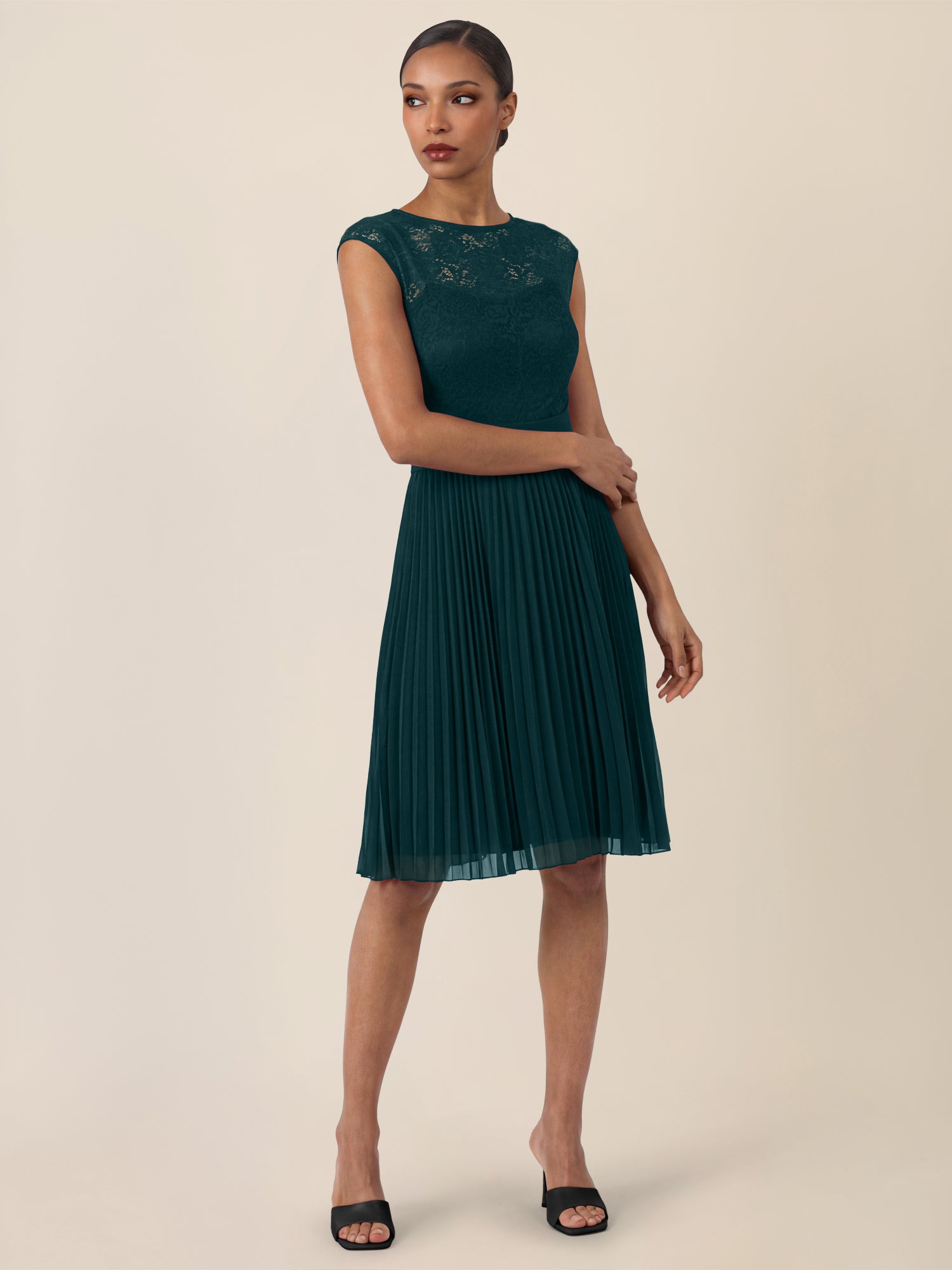 APART Spitzenkleid mit Plisseerock | emerald